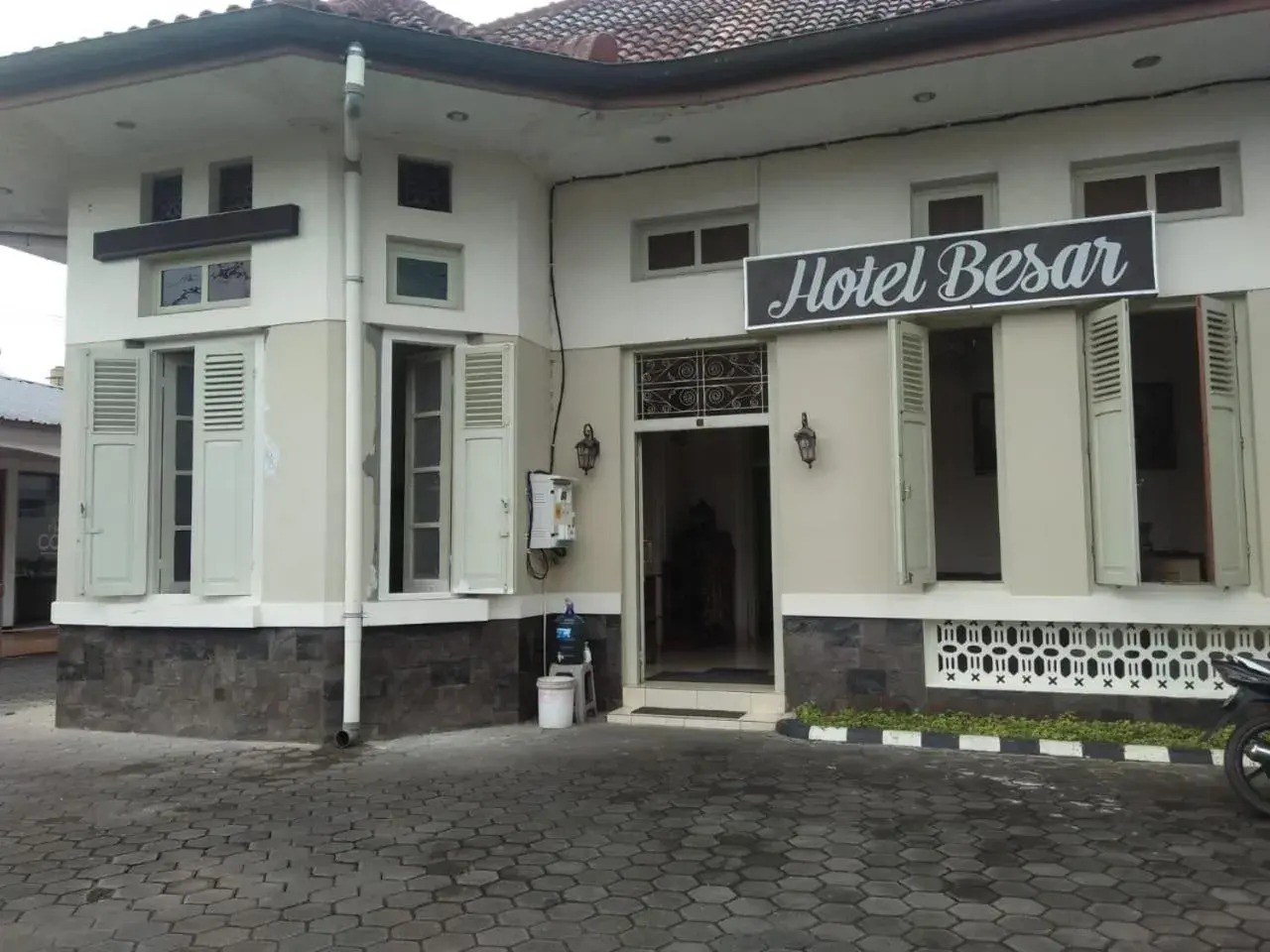 Facade/entrance in Hotel Besar Purwokerto Facade/entrance in Hotel Besar Purwokerto