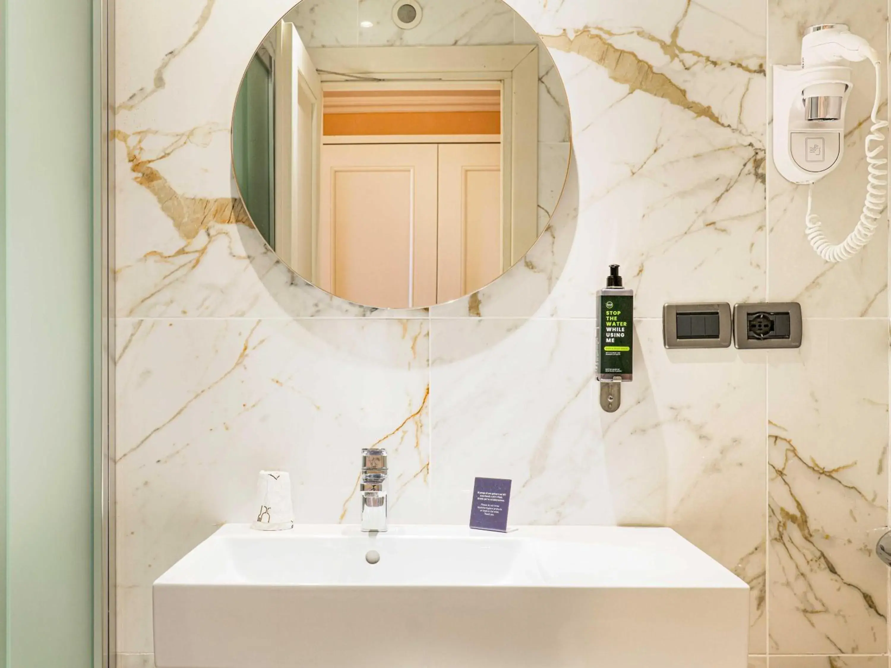 Bathroom in B&B Hotel Firenze Laurus Al Duomo Bathroom in B&B Hotel Firenze Laurus Al Duomo