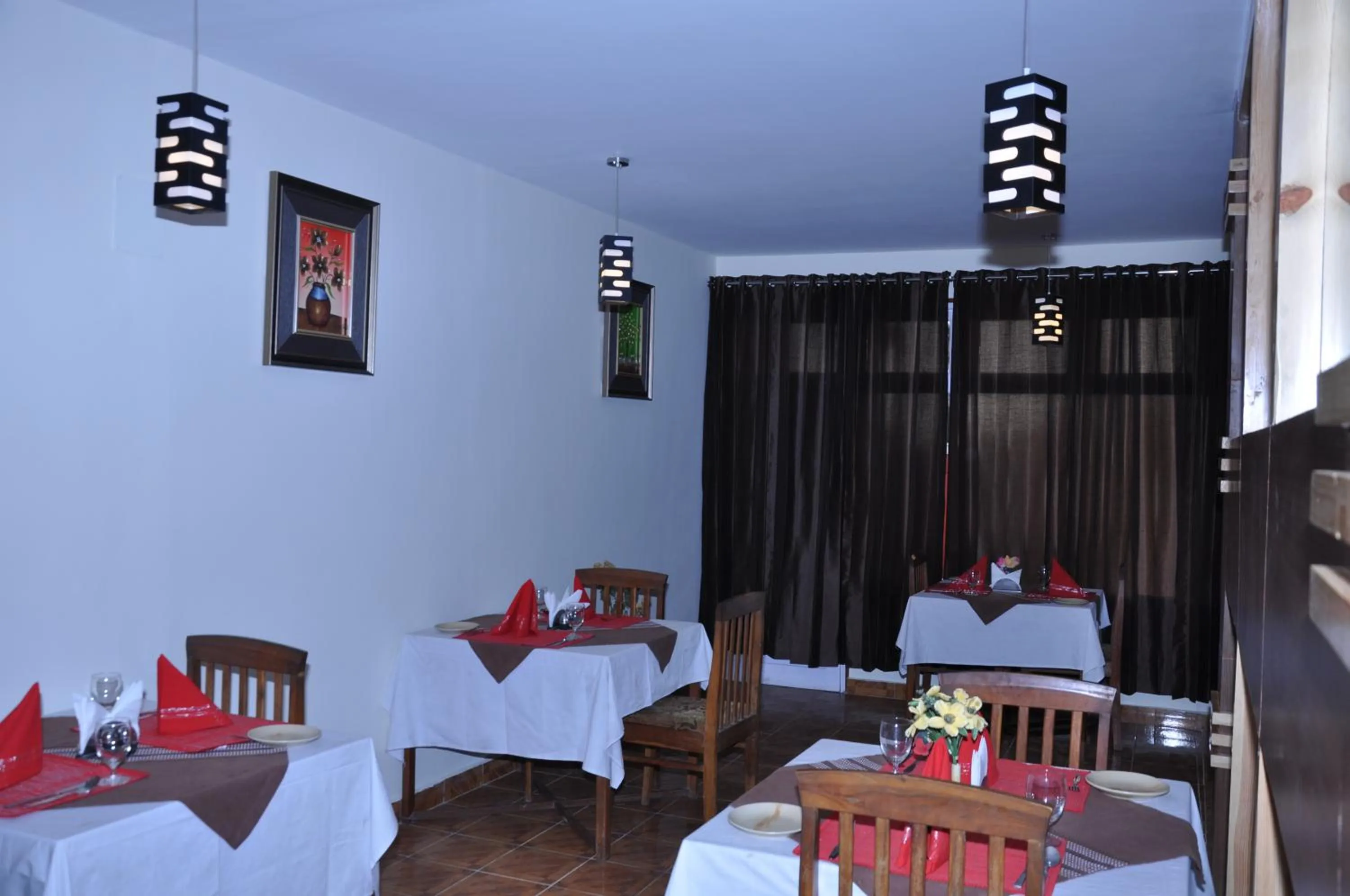 Restaurant/places to eat in Hotel Ekant