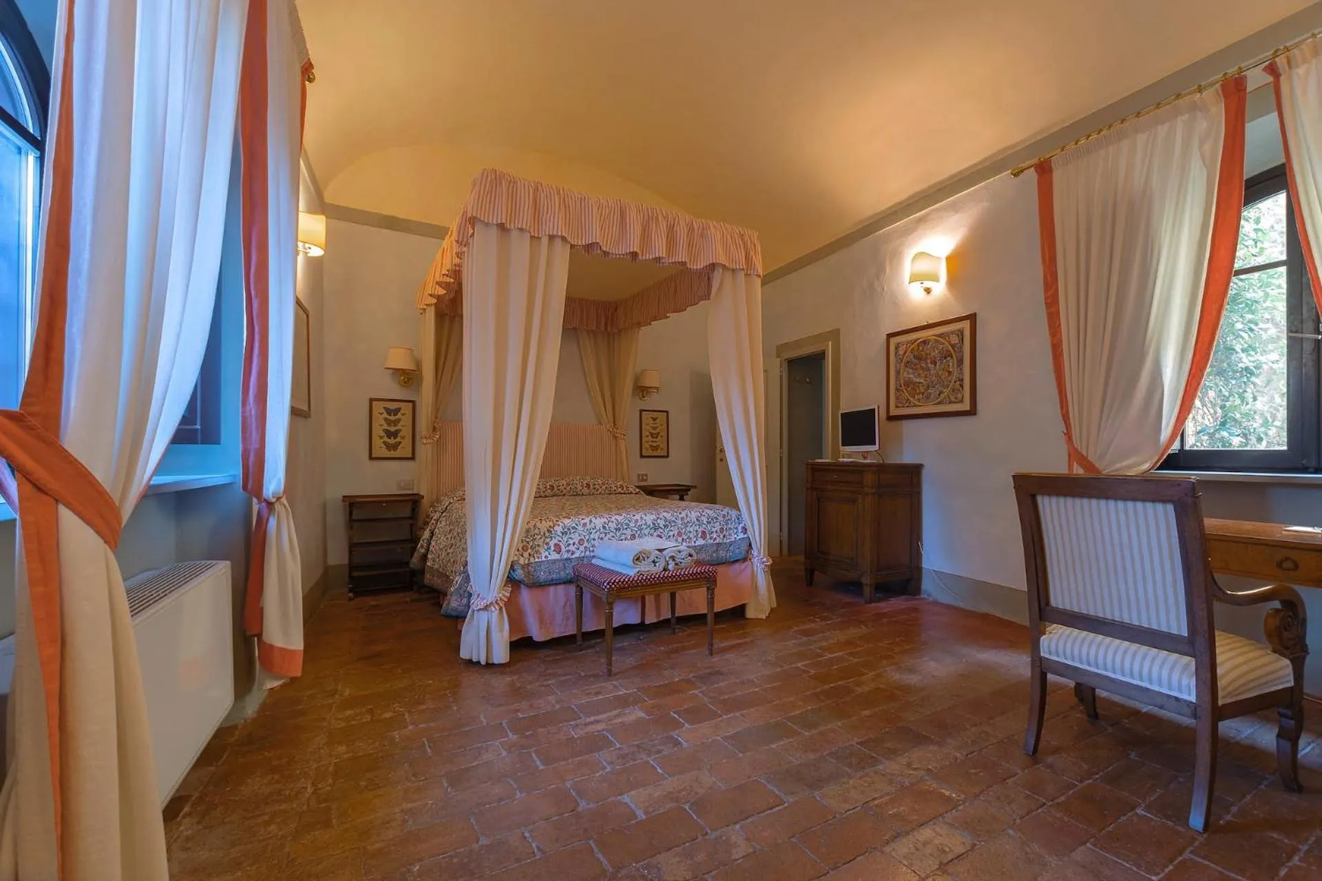 Living room, Bed in Villa Il Poggiale Dimora Storica