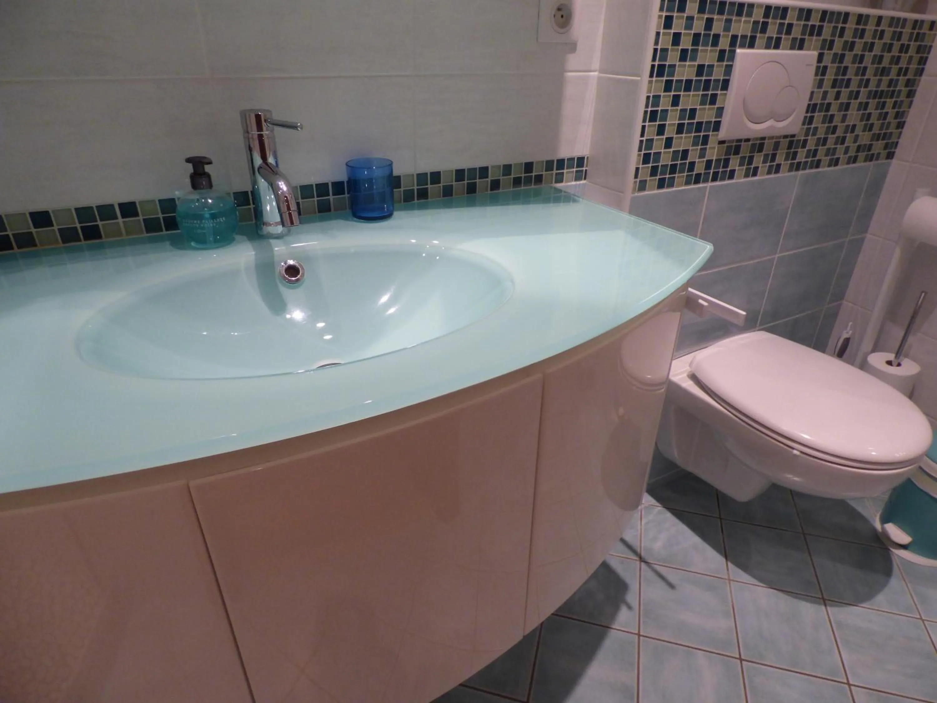 Bathroom in Suite EUGENIE piscine MAISON BLANCHE TULLE