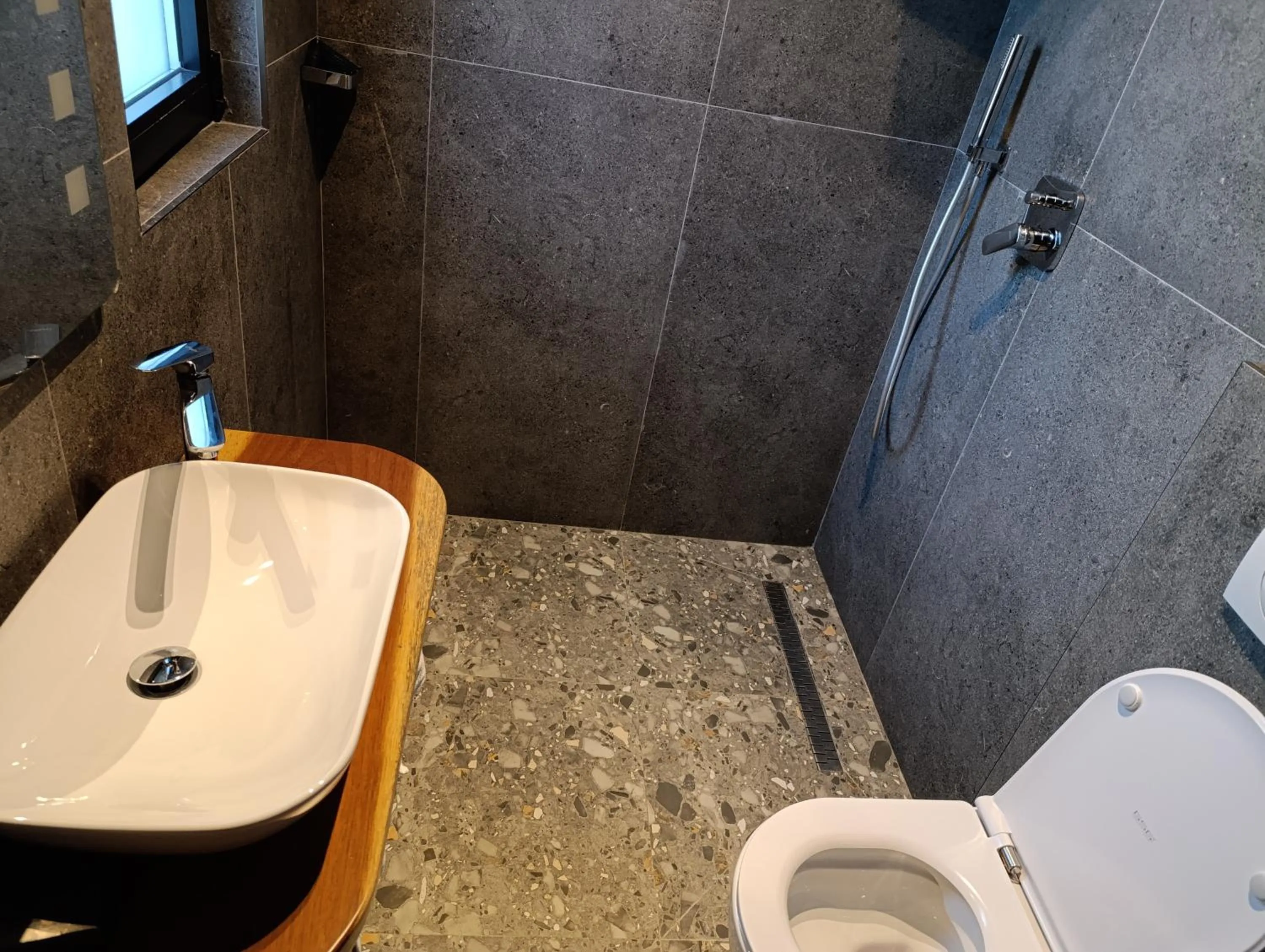 Shower in Toka Hotel Restaurant