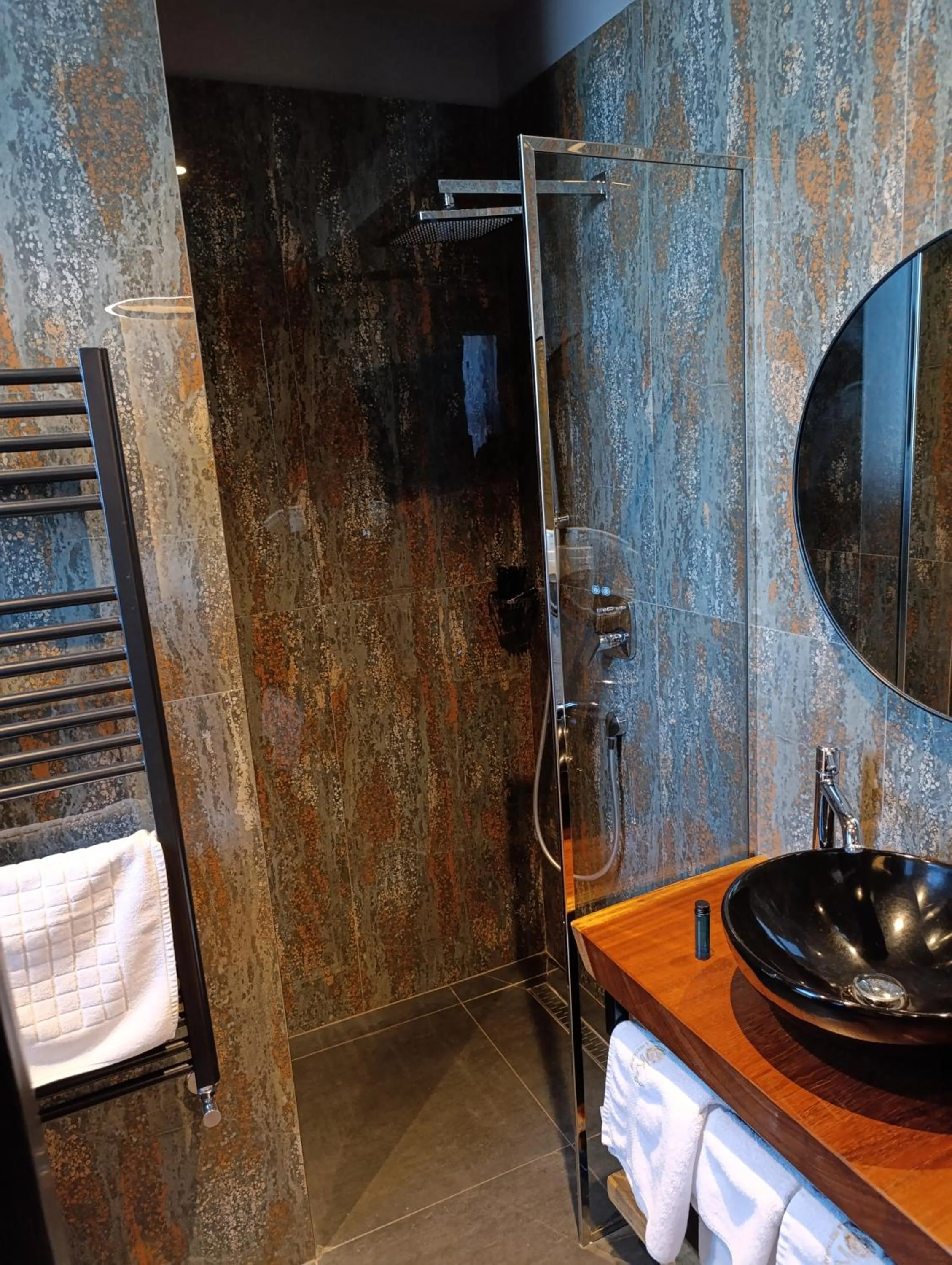 Shower in Toka Hotel Restaurant