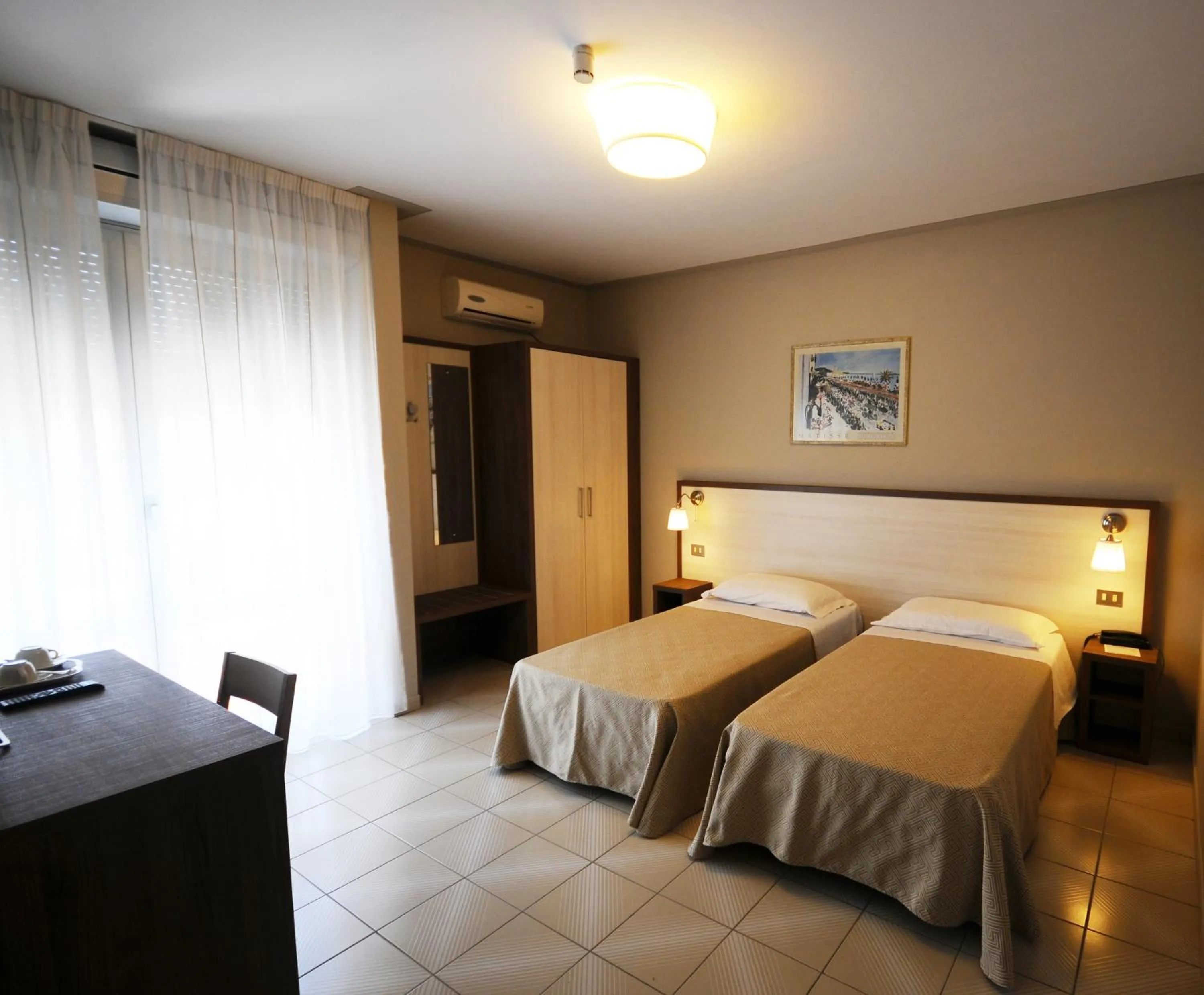 Bathroom, Bed in Hotel Primavera