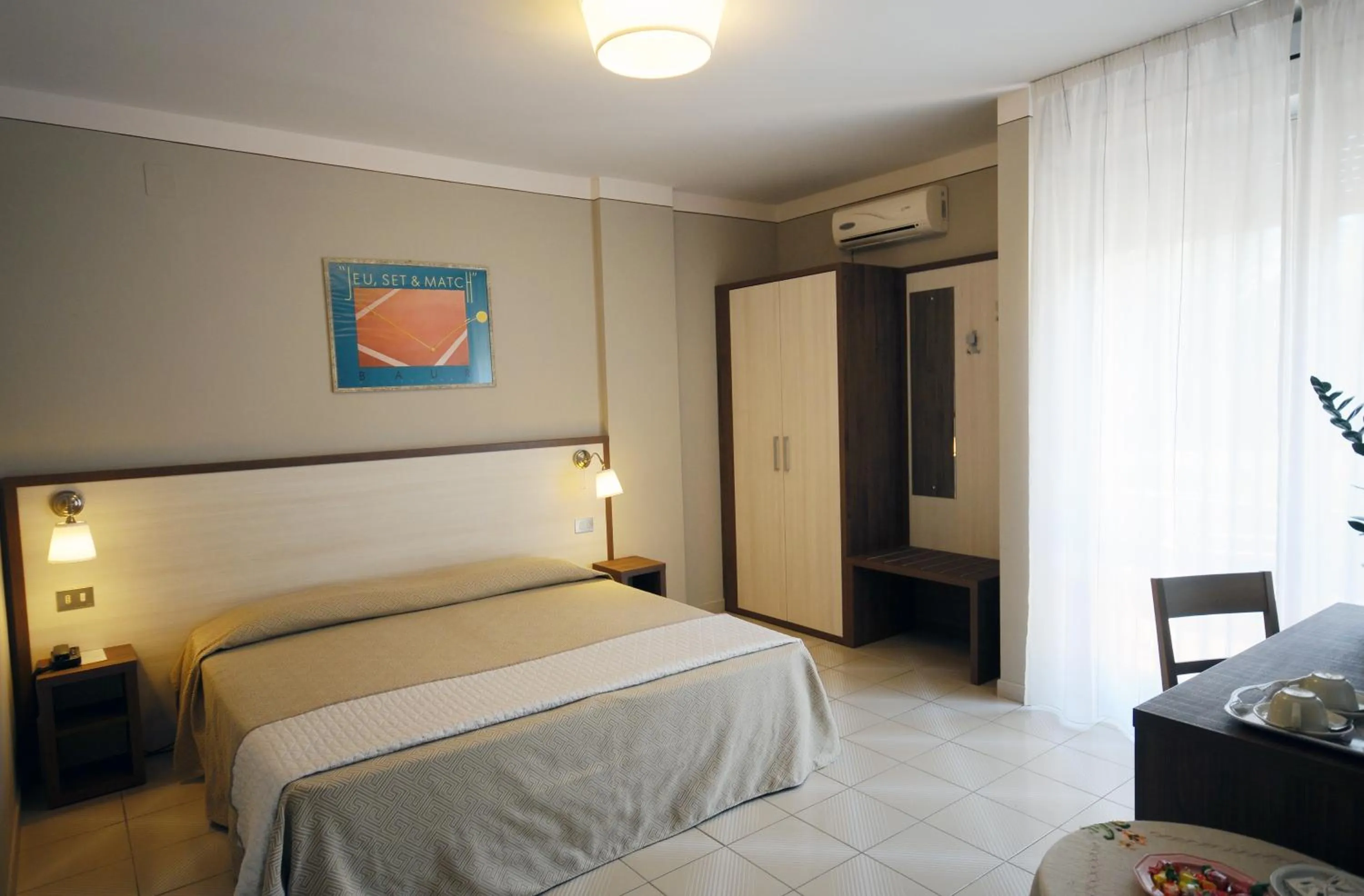 Shower, Bed in Hotel Primavera