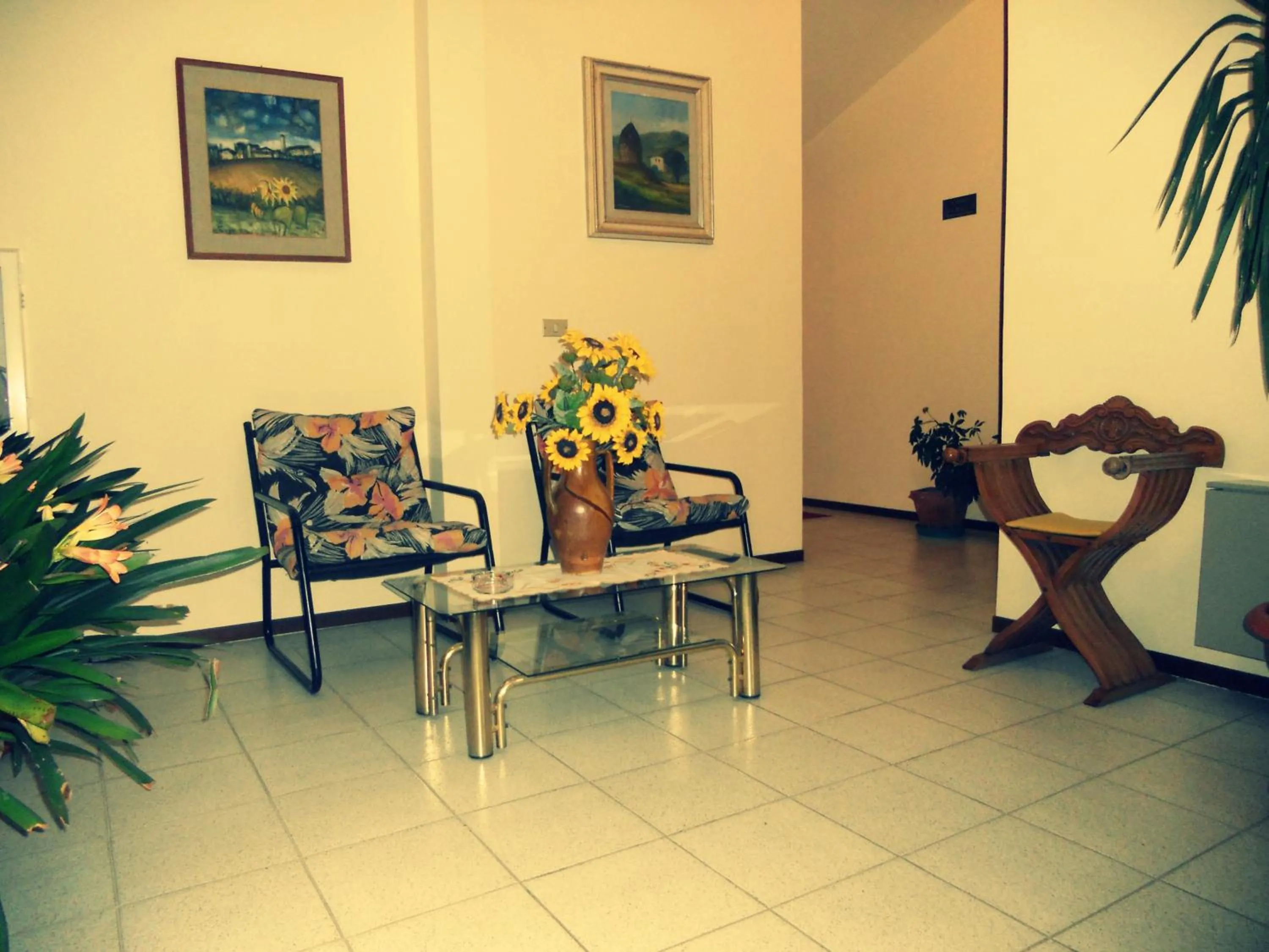 Communal lounge/ TV room in Hotel Primavera