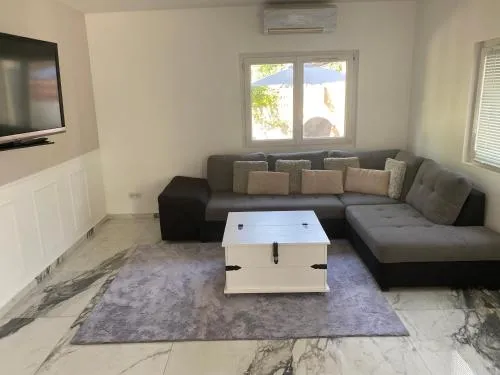 3 Pièces climatisé en rez de jardin avec piscine