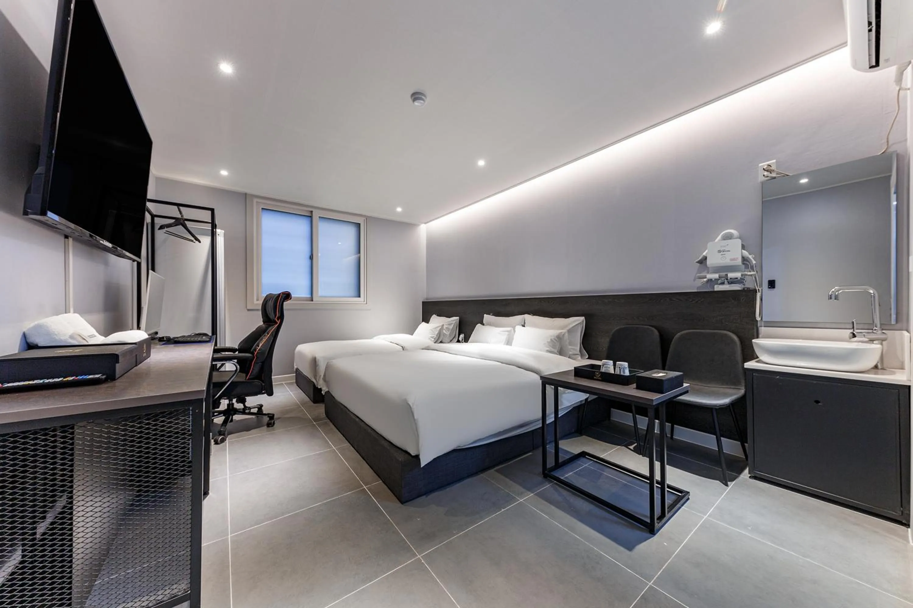 Photo of the whole room, Bed in Hotel the Rest