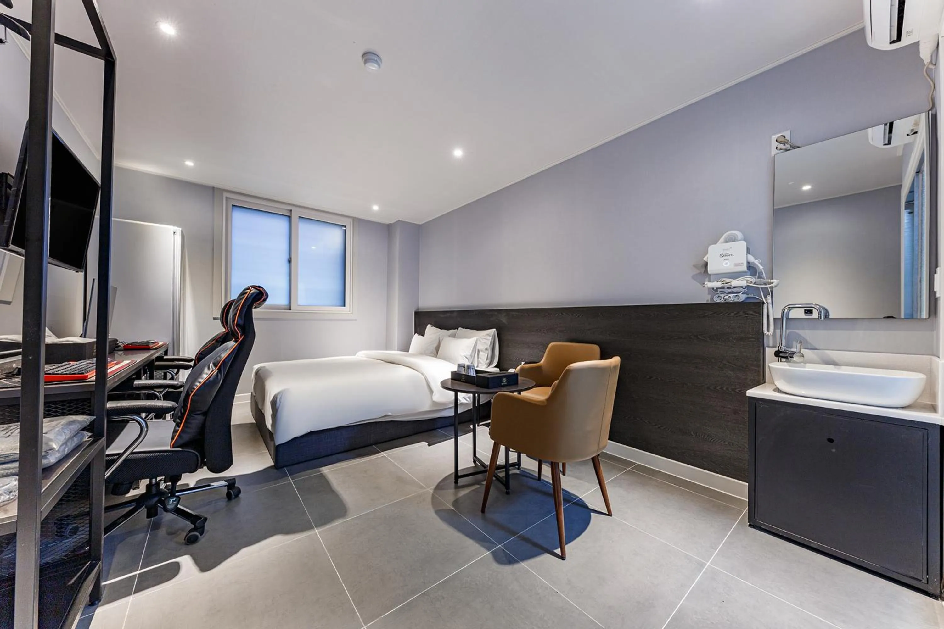 Photo of the whole room, Bed in Hotel the Rest