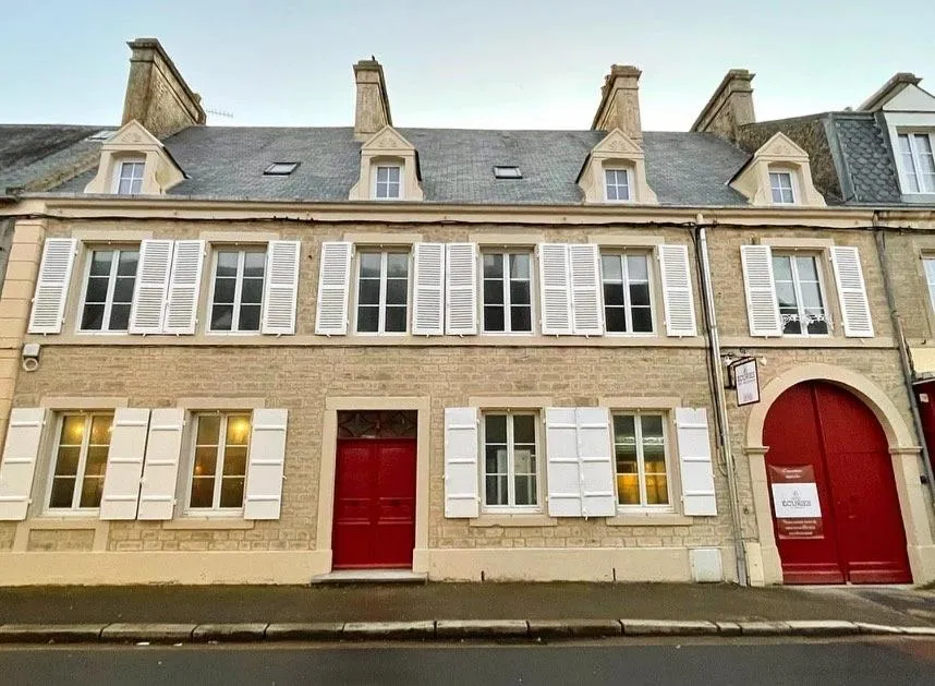 Property building in La suite