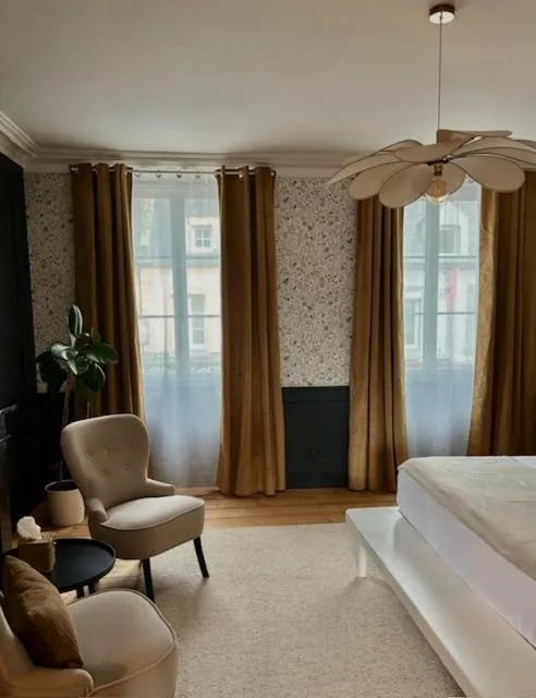 Photo of the whole room, Bed in La suite