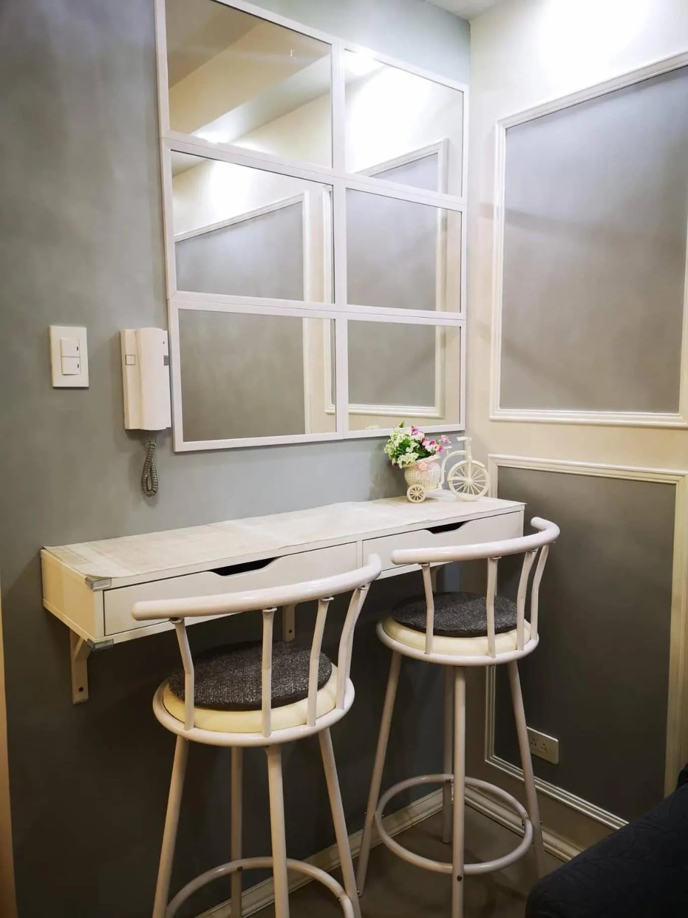 Dining area in Shore Residences Mall of Asia Pool View 200mbps Free Wi-Fi