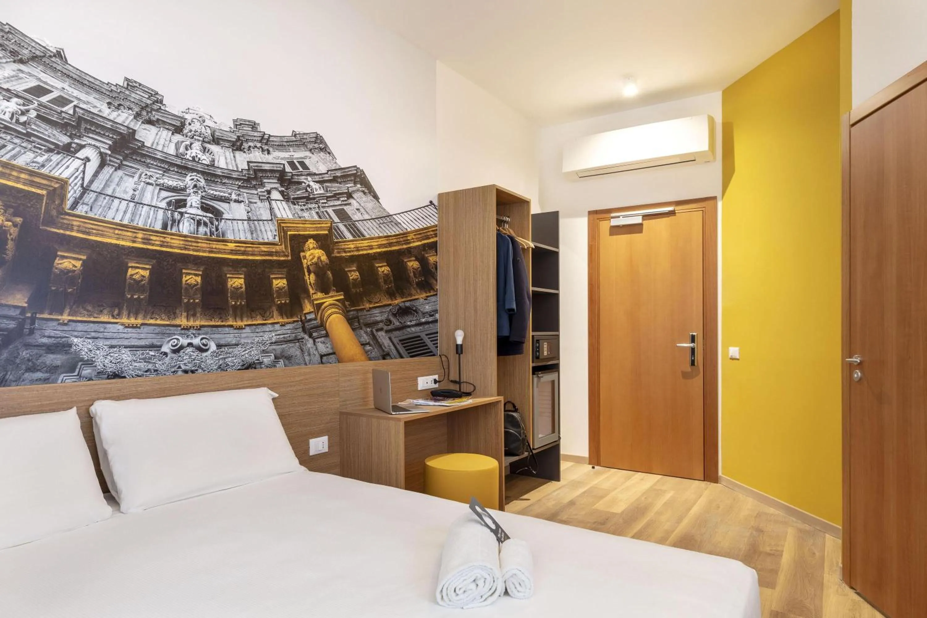 Photo of the whole room, Bed in B&B Hotel Palermo Quattro Canti