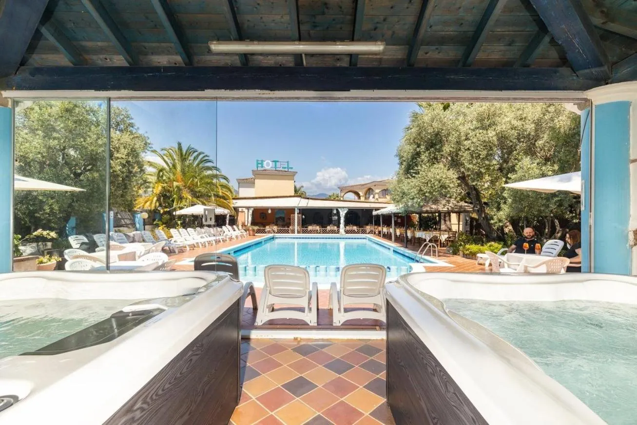 Hot Tub in Hotel L'Ulivo