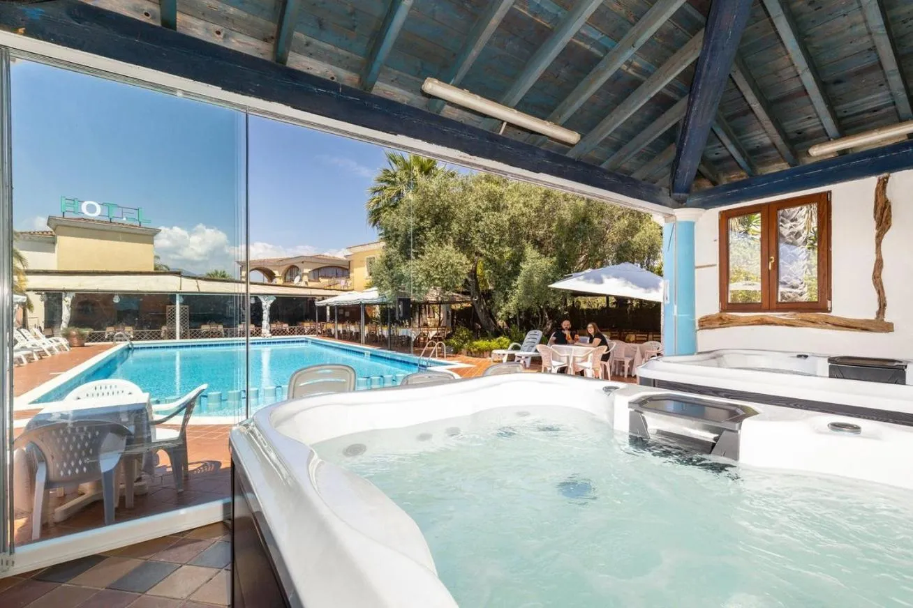 Hot Tub in Hotel L'Ulivo