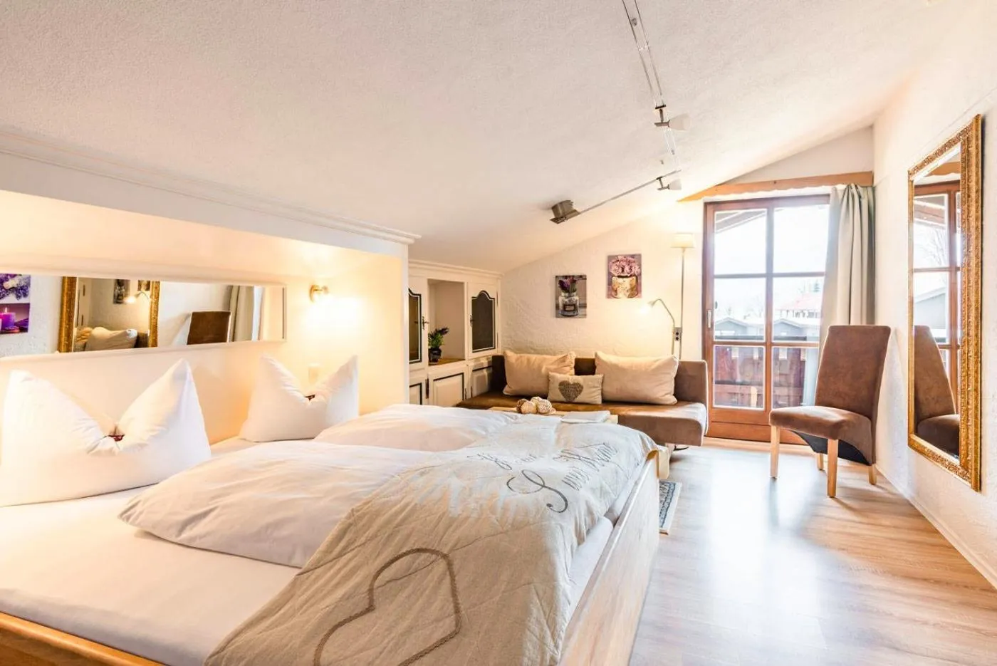 Bed in Das Maximilian - Feines Landhotel am Schliersee