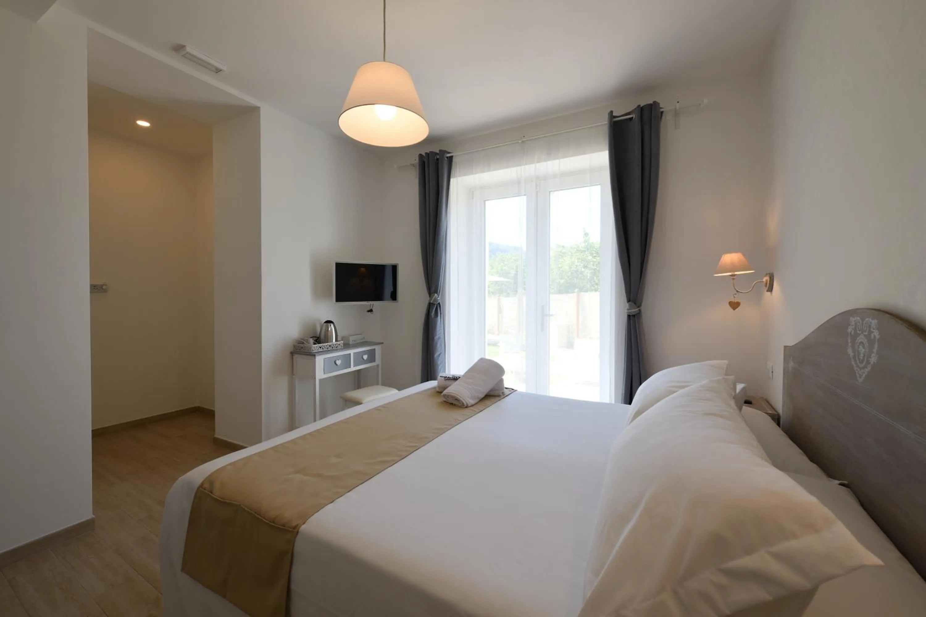 Photo of the whole room, Bed in il Lago di Nemi