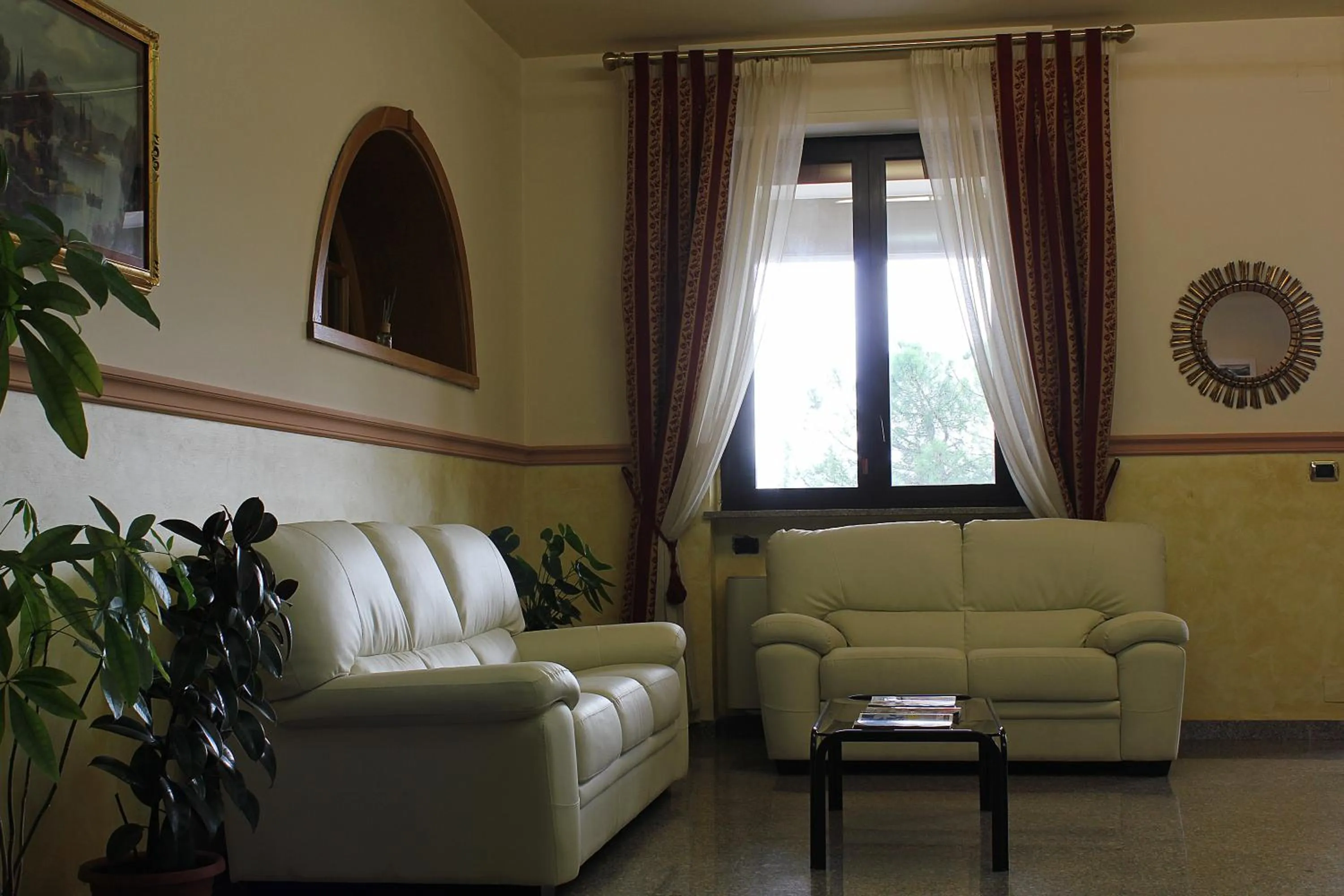 Communal lounge/ TV room in Hotel il Focolare