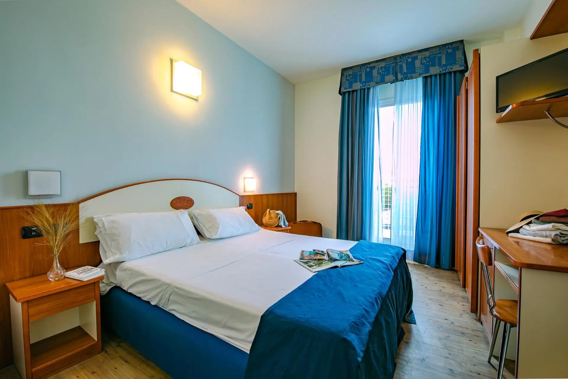 Bedroom, Bed in New Bristol Sport Hotel