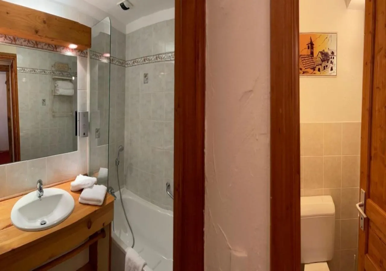 Toilet in Hotel de Bourgogne