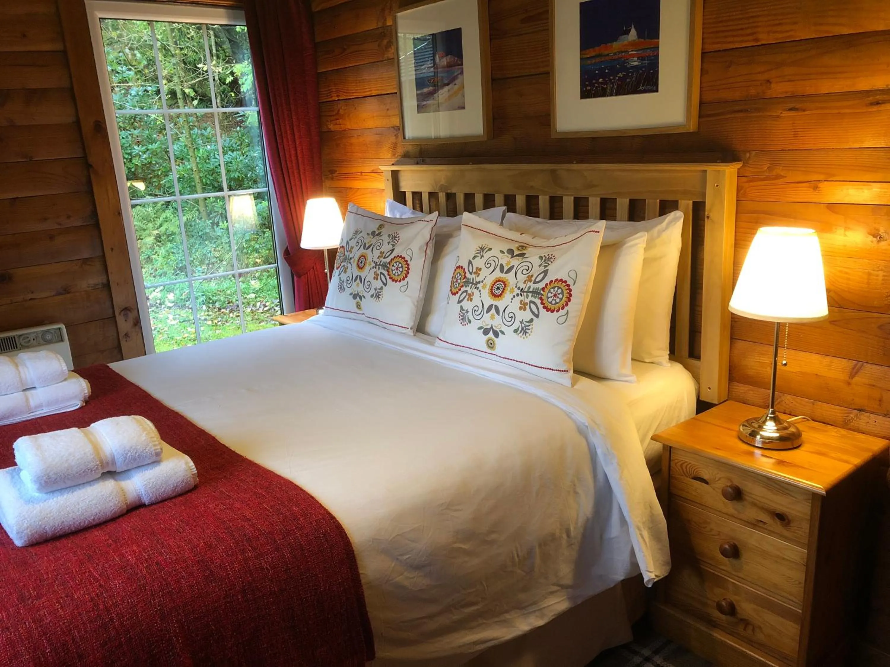 Bedroom, Bed in Pucks Glen Lodges, Rashfield, by Dunoon