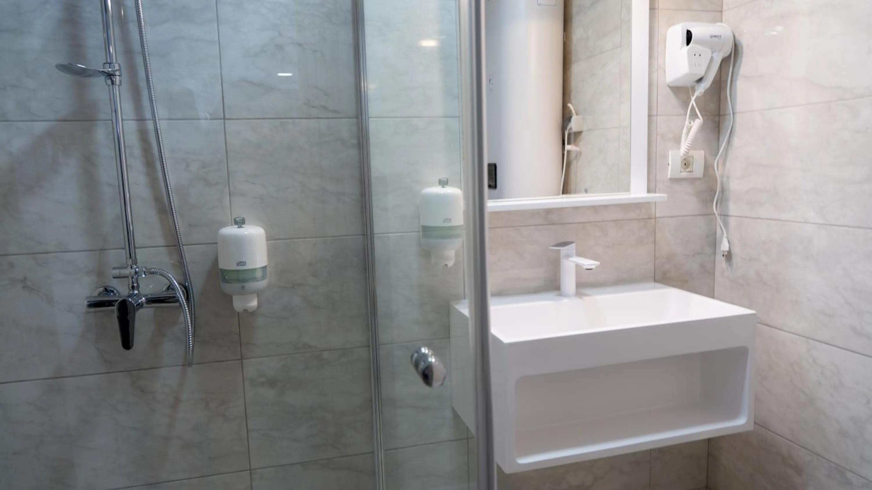 Shower in Avenue Venus - Avenue Hotels