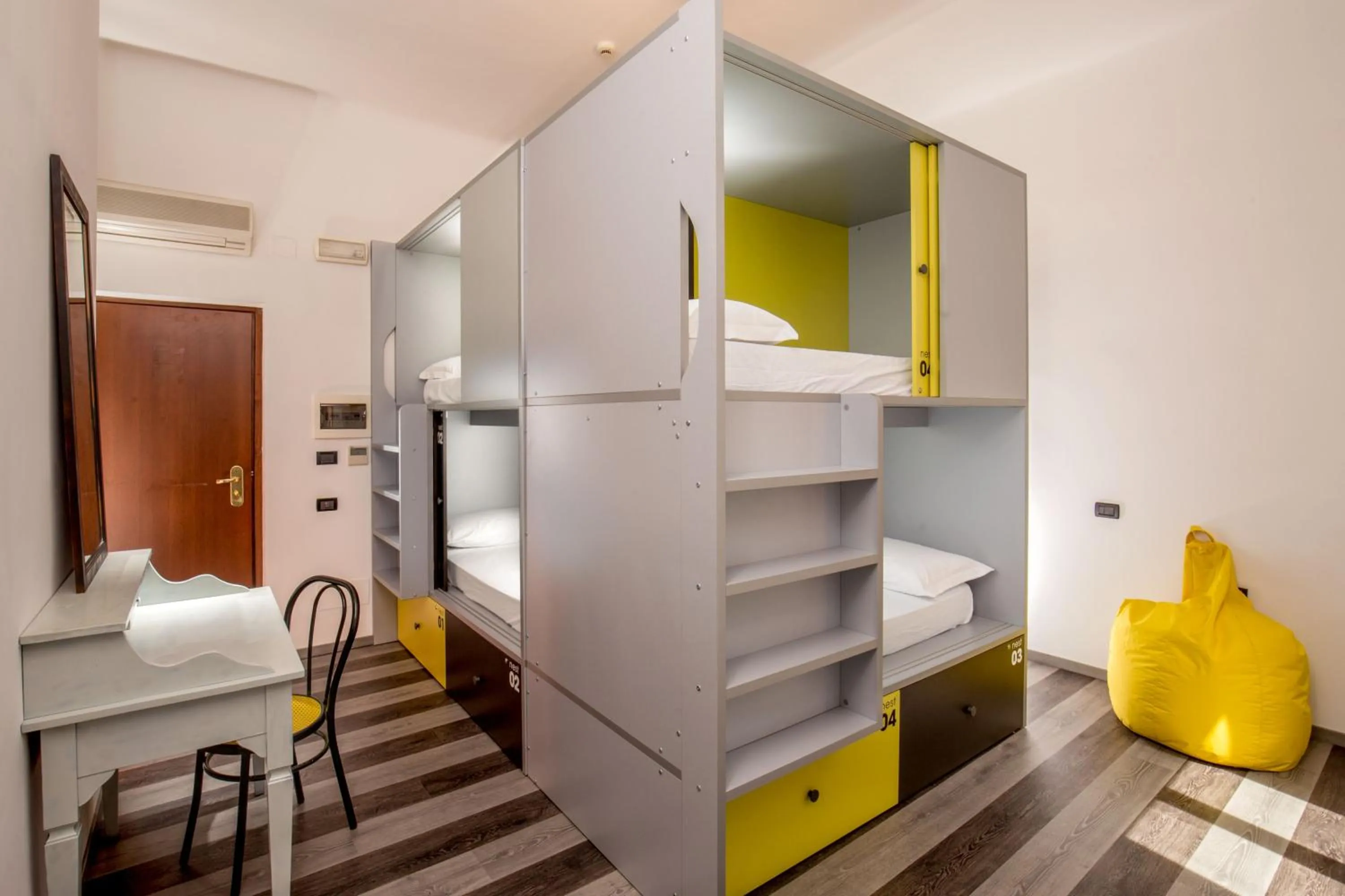 bunk bed, Bed in Free Hostels Roma
