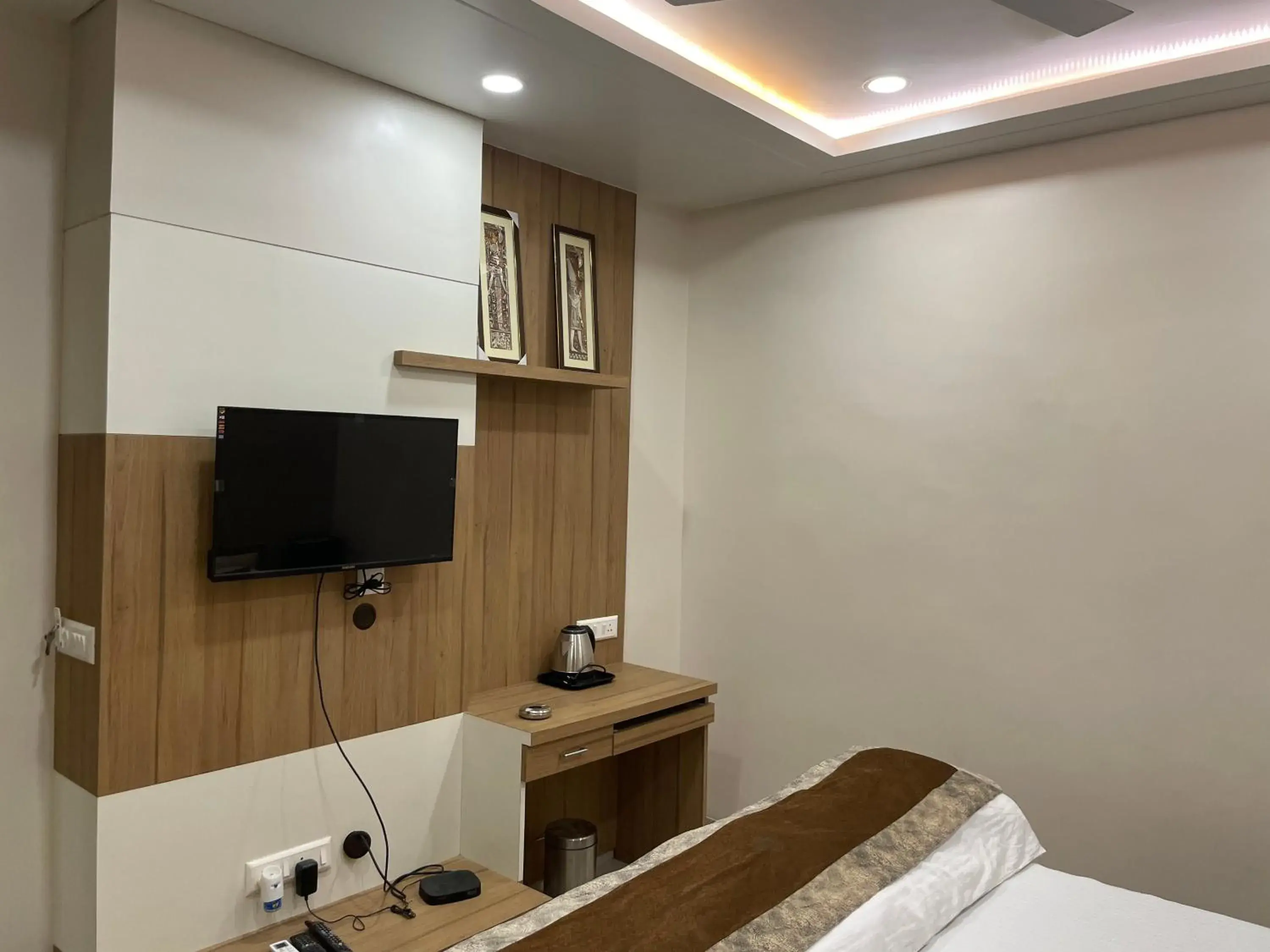 TV and multimedia, Bed in Hotel Singh Comfort Inn TV and multimedia, Bed in Hotel Singh Comfort Inn