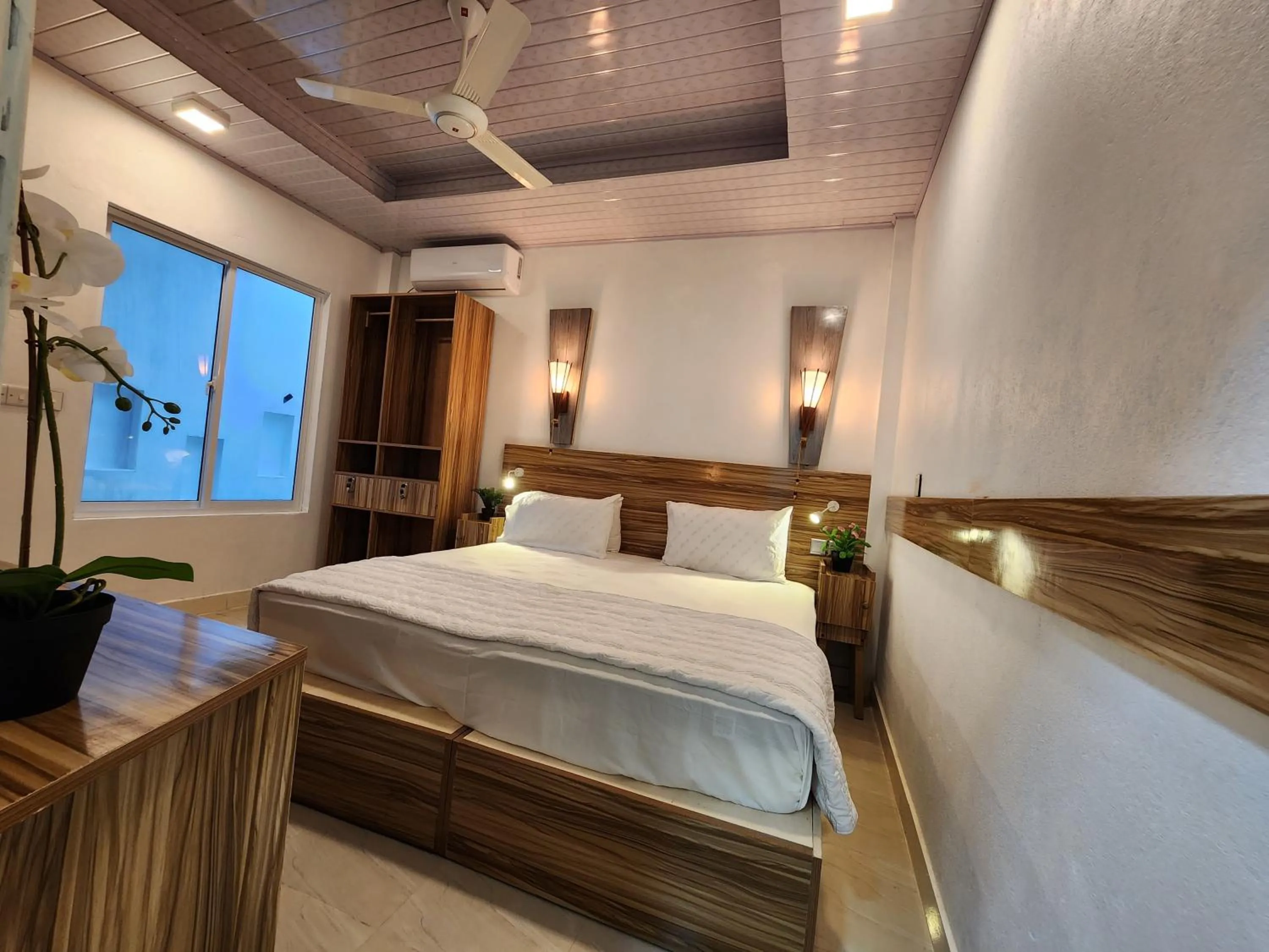 Property building, Bed in Batuta Maldives Fourson