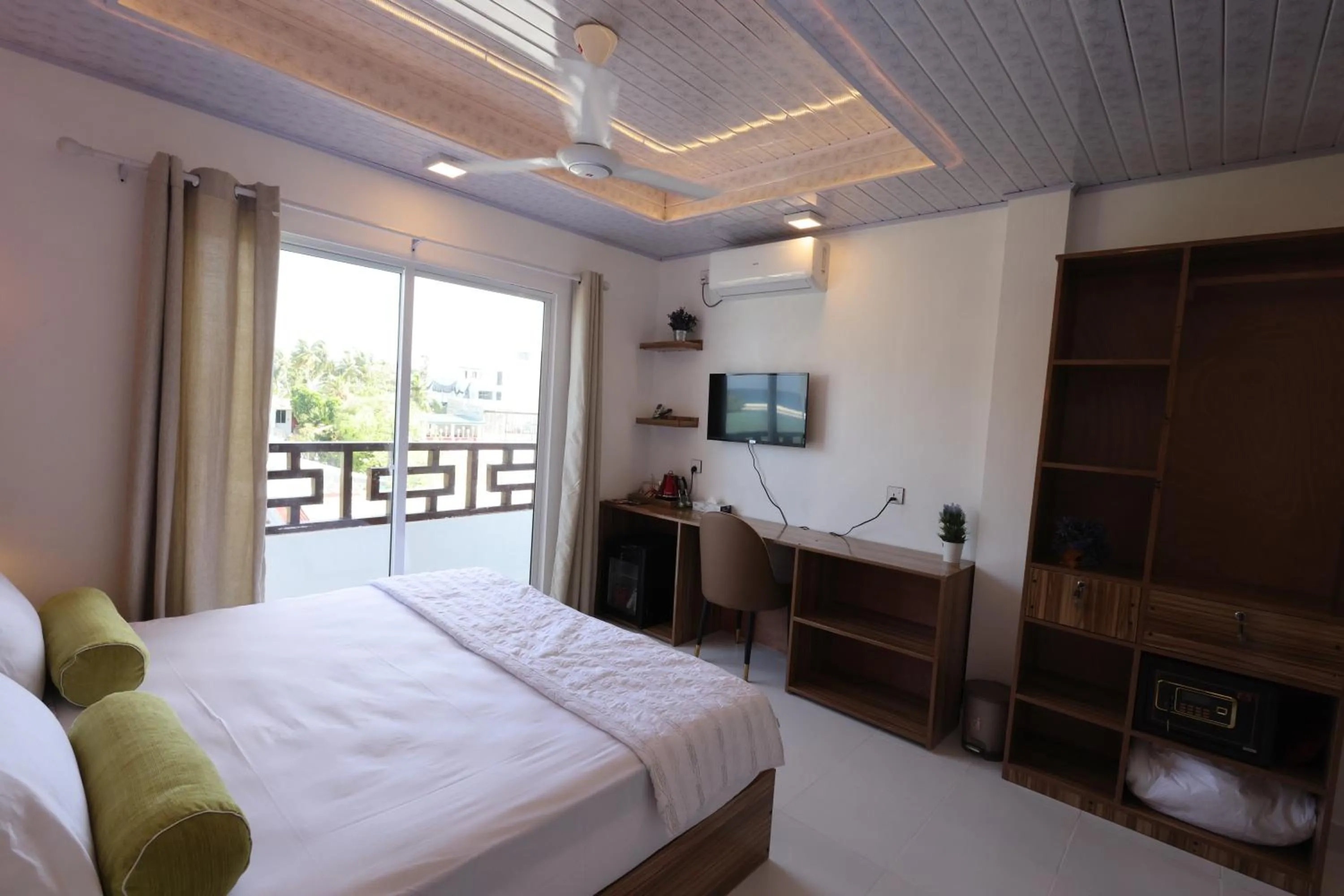 Communal lounge/ TV room, Bed in Batuta Maldives Fourson