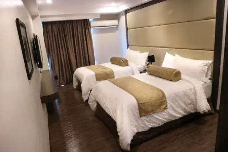 Standard Twin Room in My Happy Place West Avenue Suites Standard Twin Room in My Happy Place West Avenue Suites