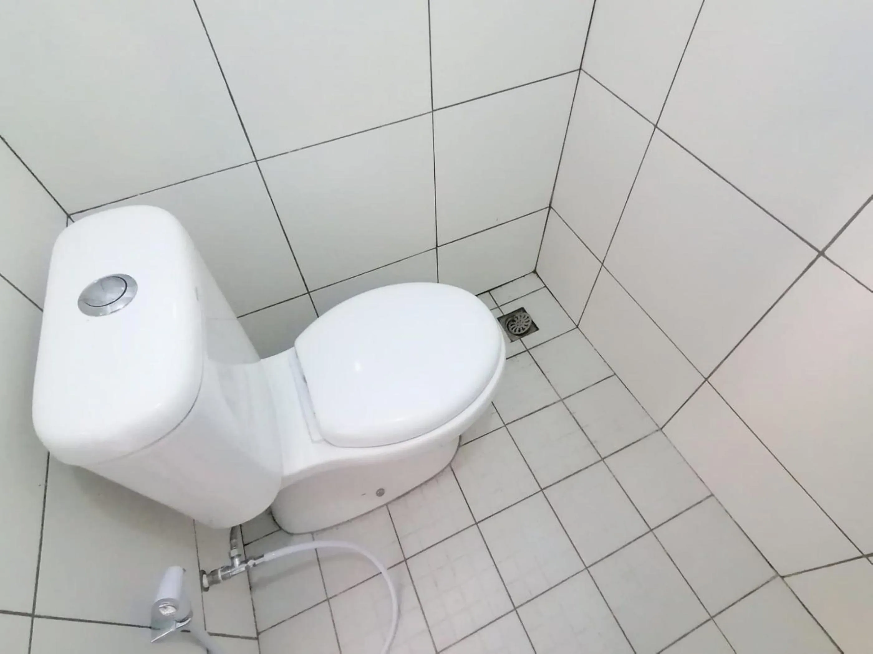 Bathroom in RedDoorz Syariah @ Ndalem Kembang Sore Yogyakarta