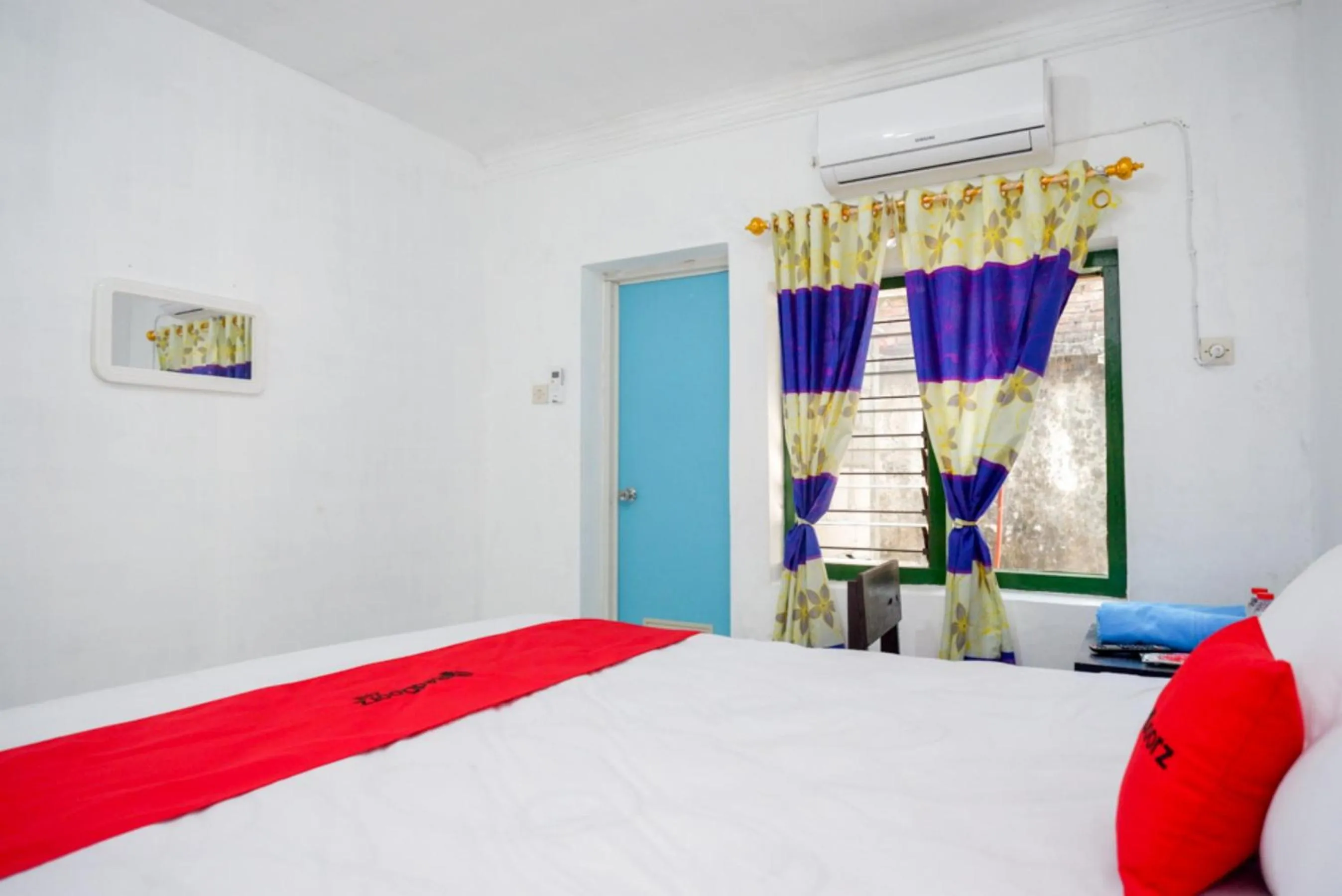 Bed in RedDoorz Syariah @ Ndalem Kembang Sore Yogyakarta