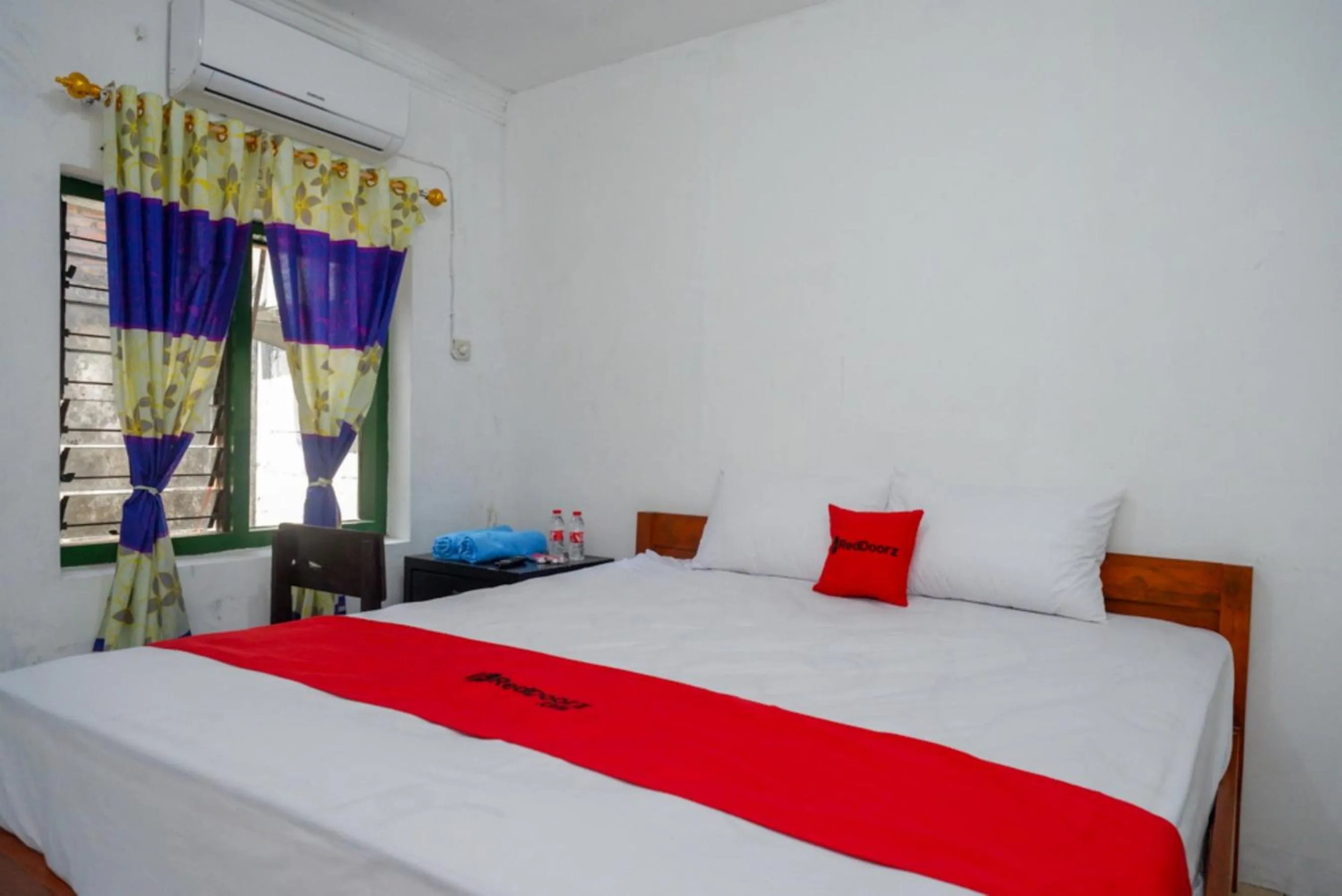 Bed in RedDoorz Syariah @ Ndalem Kembang Sore Yogyakarta