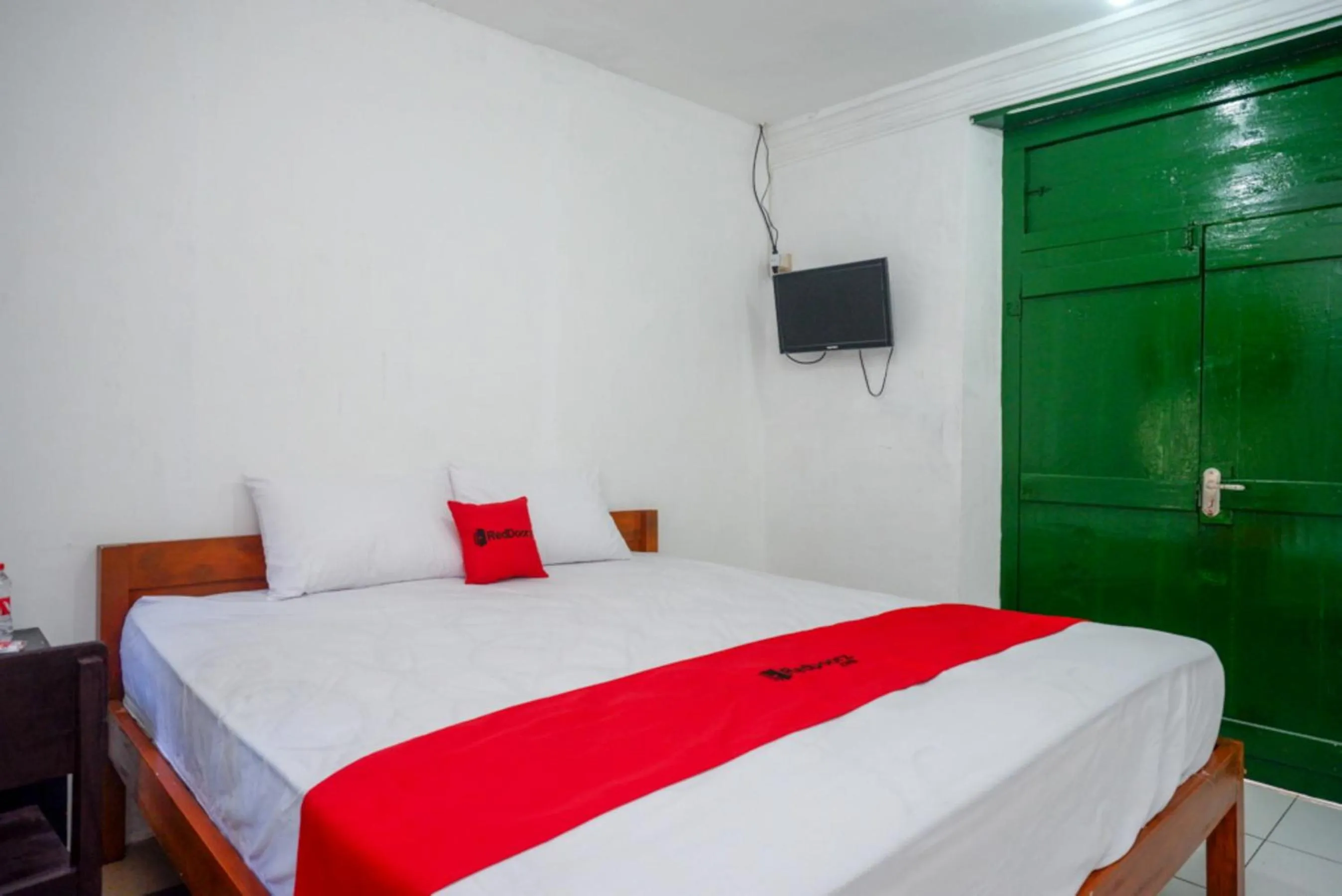 Bed in RedDoorz Syariah @ Ndalem Kembang Sore Yogyakarta
