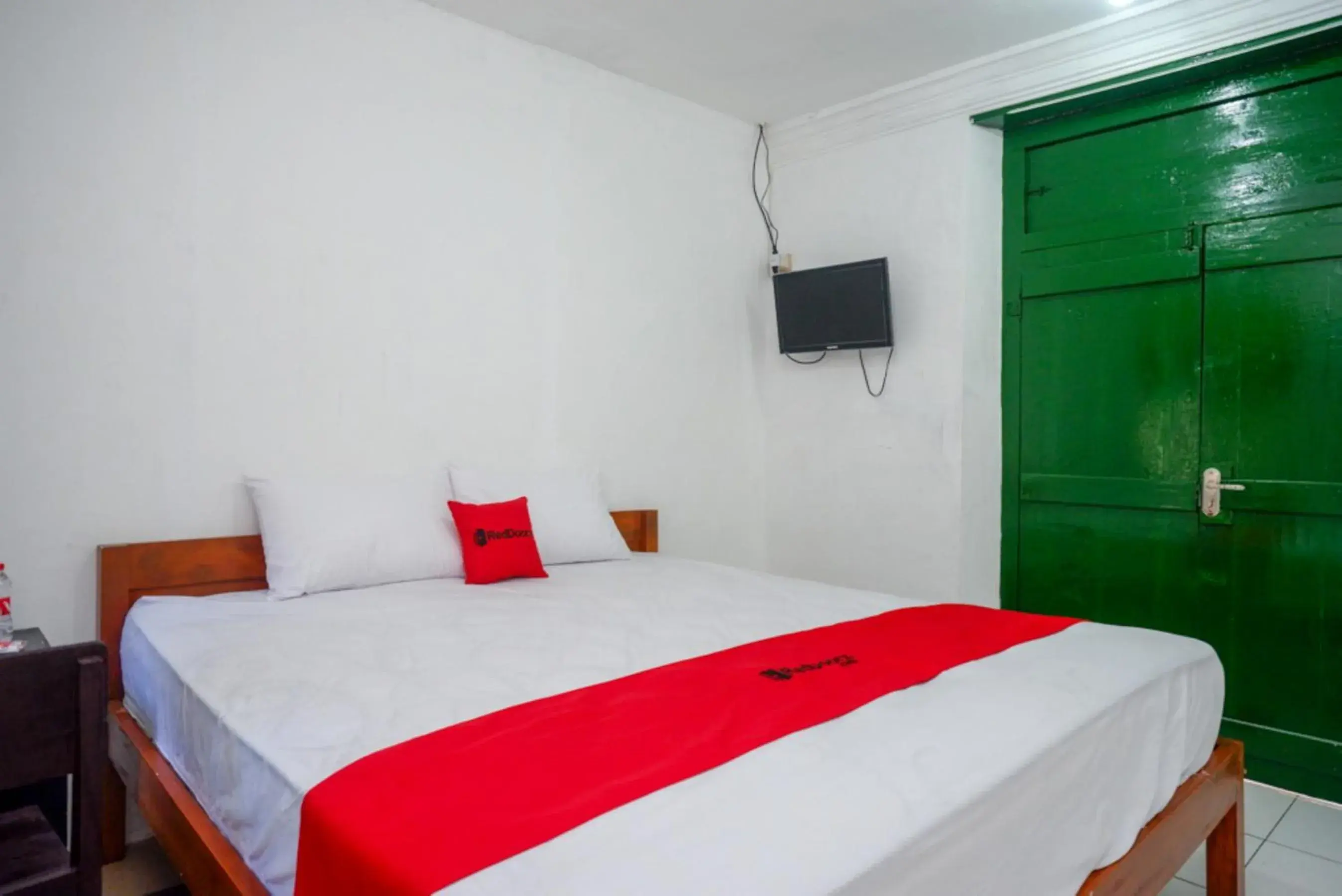 Bed in RedDoorz Syariah @ Ndalem Kembang Sore Yogyakarta Bed in RedDoorz Syariah @ Ndalem Kembang Sore Yogyakarta