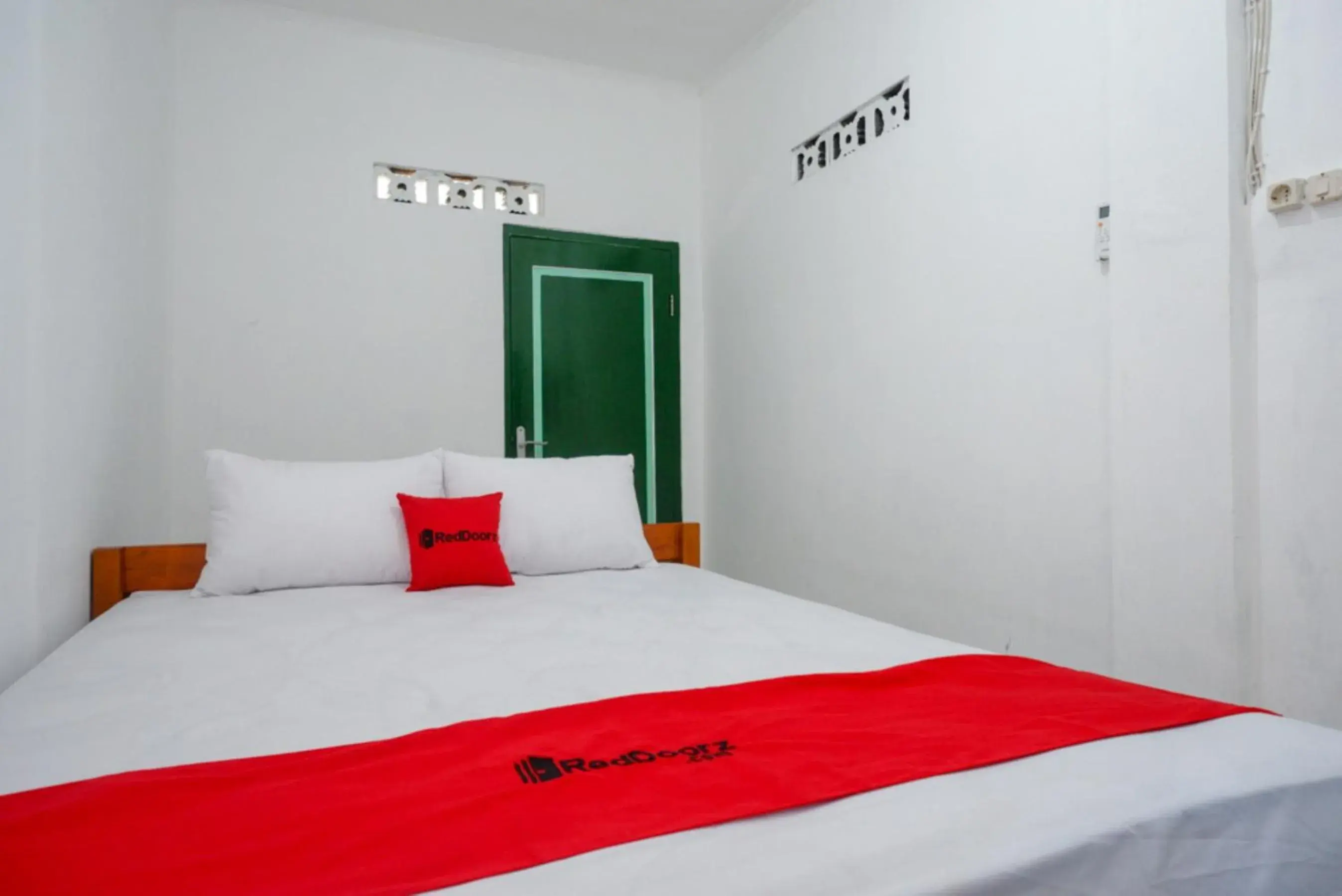 Bed in RedDoorz Syariah @ Ndalem Kembang Sore Yogyakarta Bed in RedDoorz Syariah @ Ndalem Kembang Sore Yogyakarta