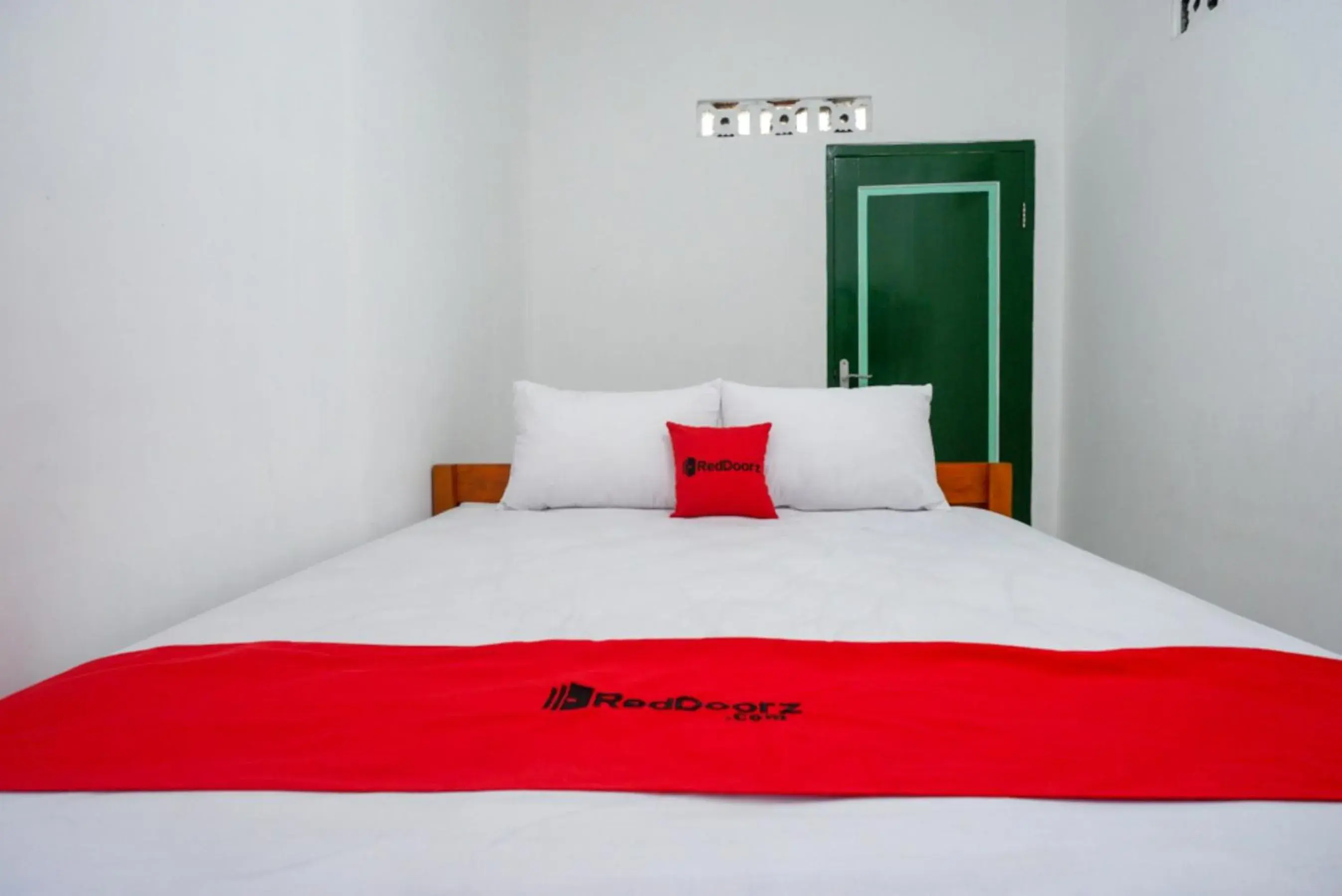 Bed in RedDoorz Syariah @ Ndalem Kembang Sore Yogyakarta Bed in RedDoorz Syariah @ Ndalem Kembang Sore Yogyakarta