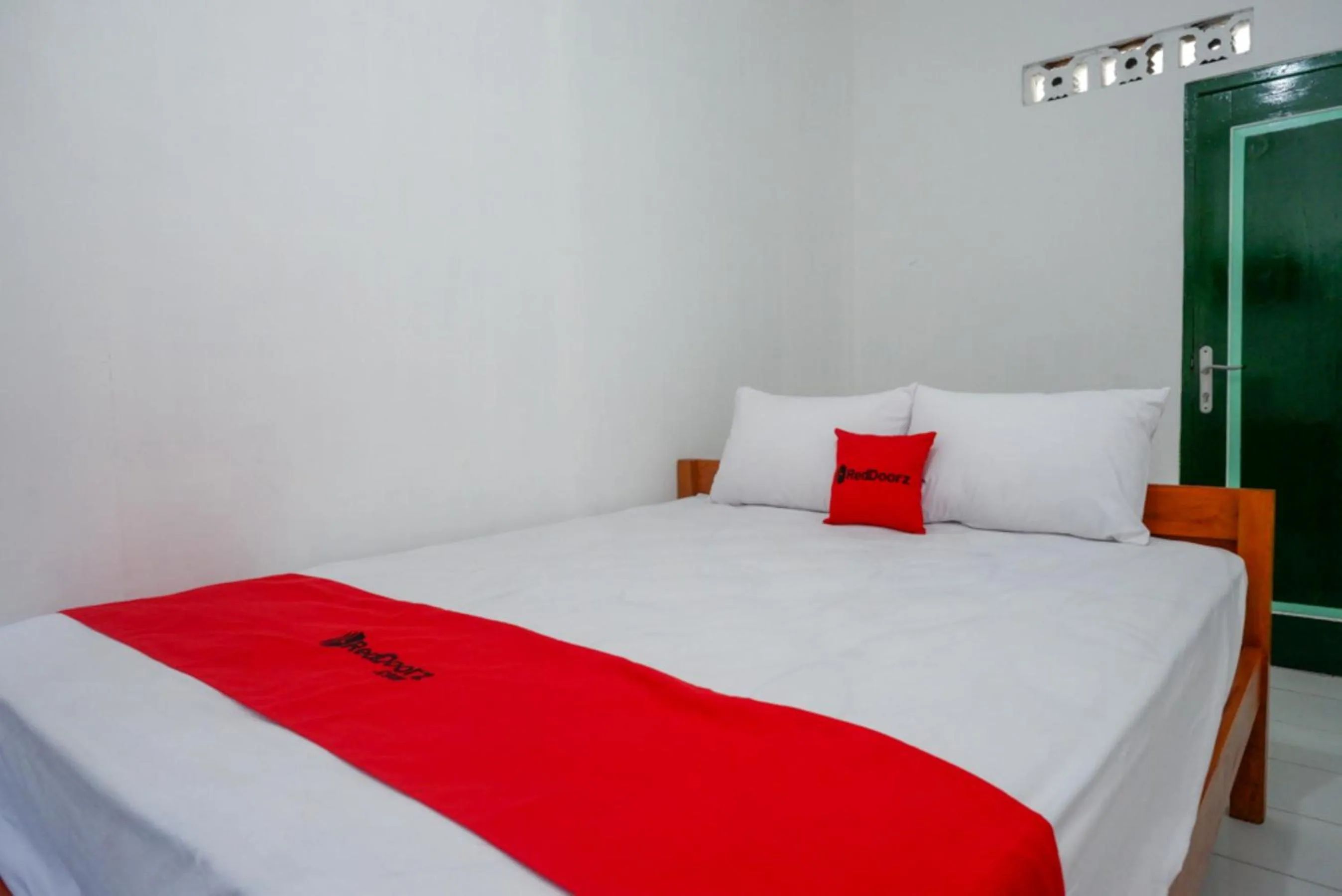 Bed in RedDoorz Syariah @ Ndalem Kembang Sore Yogyakarta