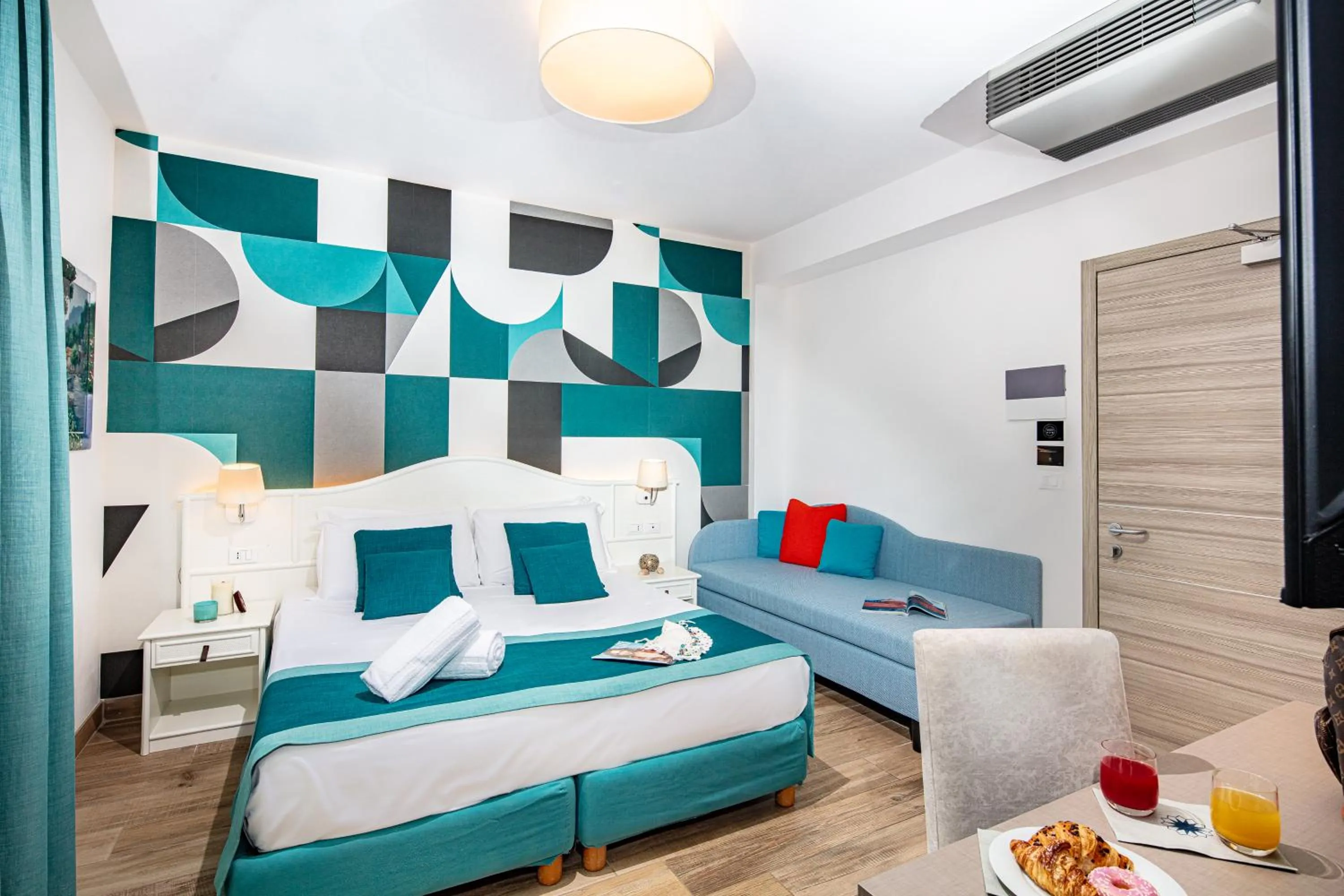 Property building, Bed in Hotel Capitol