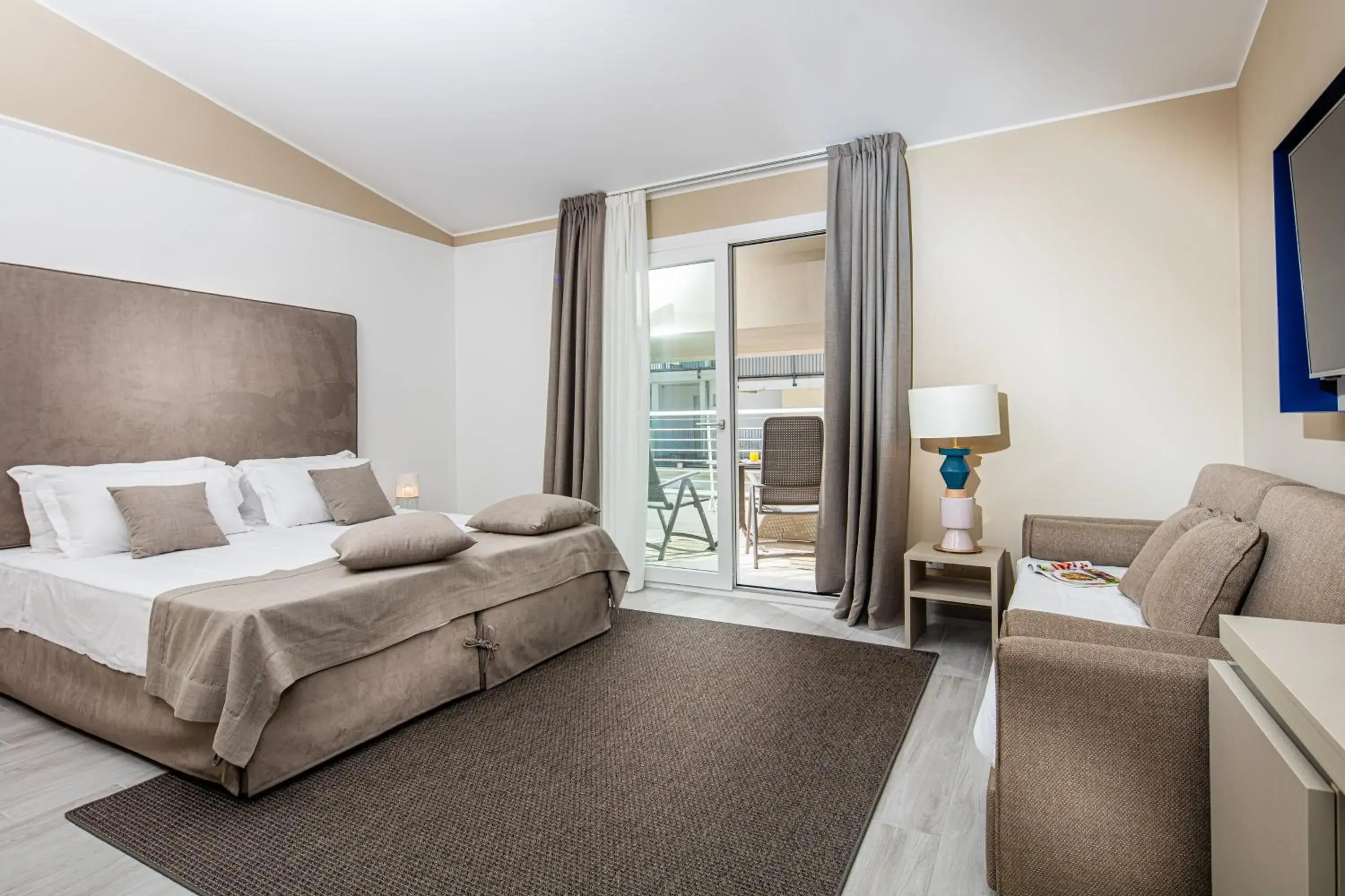 Superior Triple Room with Side Sea View in Hotel Capitol Superior Triple Room with Side Sea View in Hotel Capitol