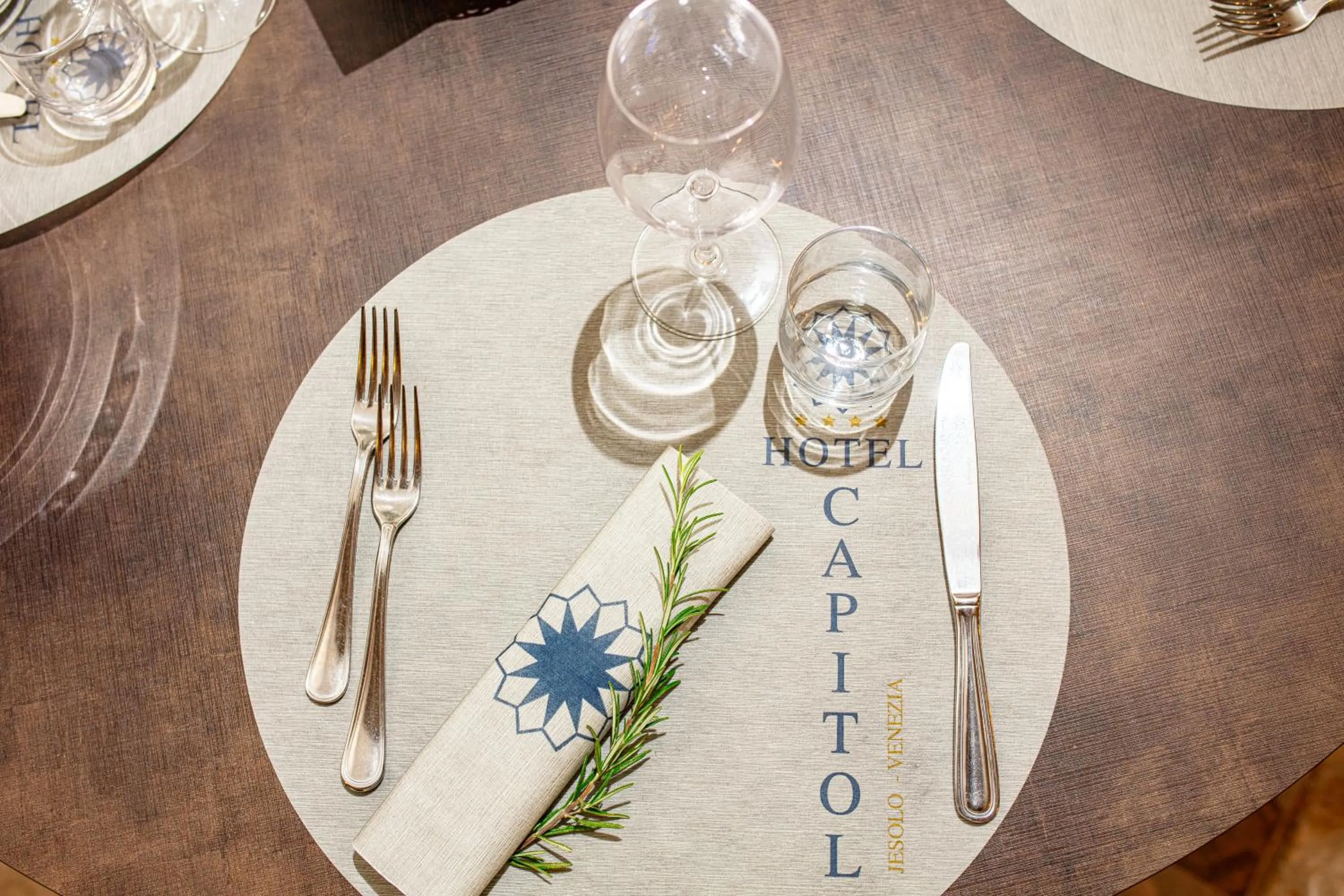 Restaurant/places to eat in Hotel Capitol