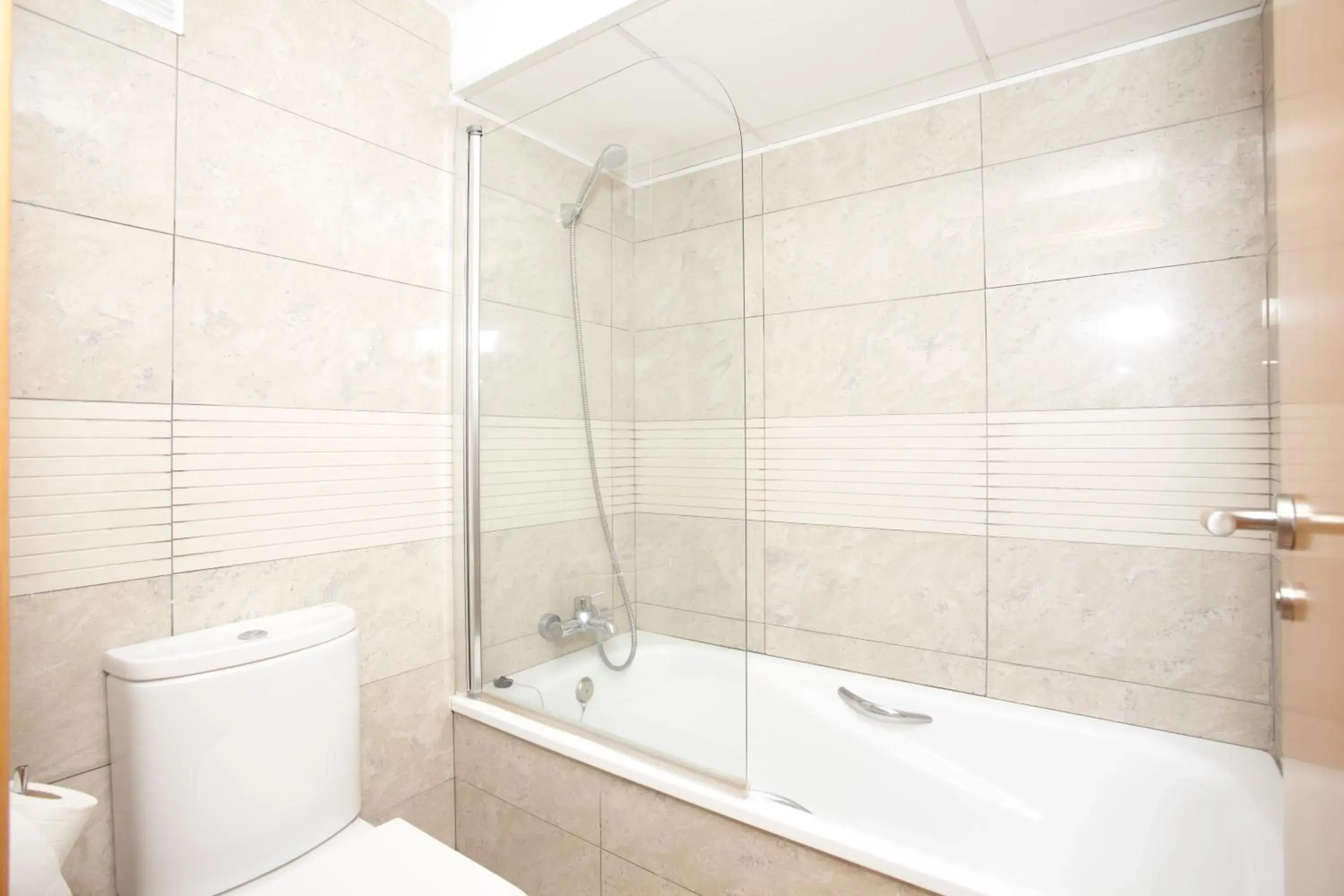 Toilet, Bathroom in IBERSOL SPA AQQUARIA SUITES Toilet, Bathroom in IBERSOL SPA AQQUARIA SUITES