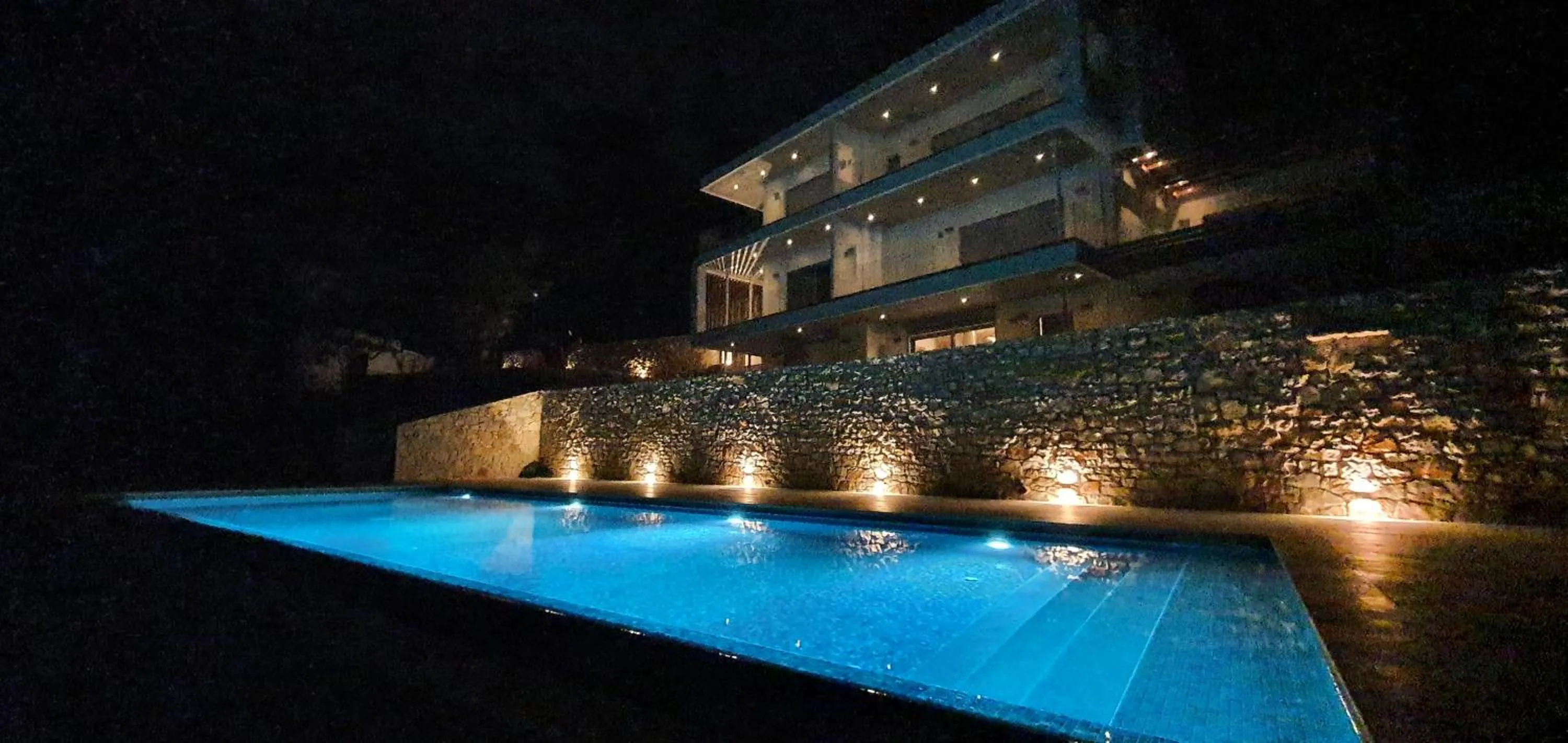 Property building in Anavalos