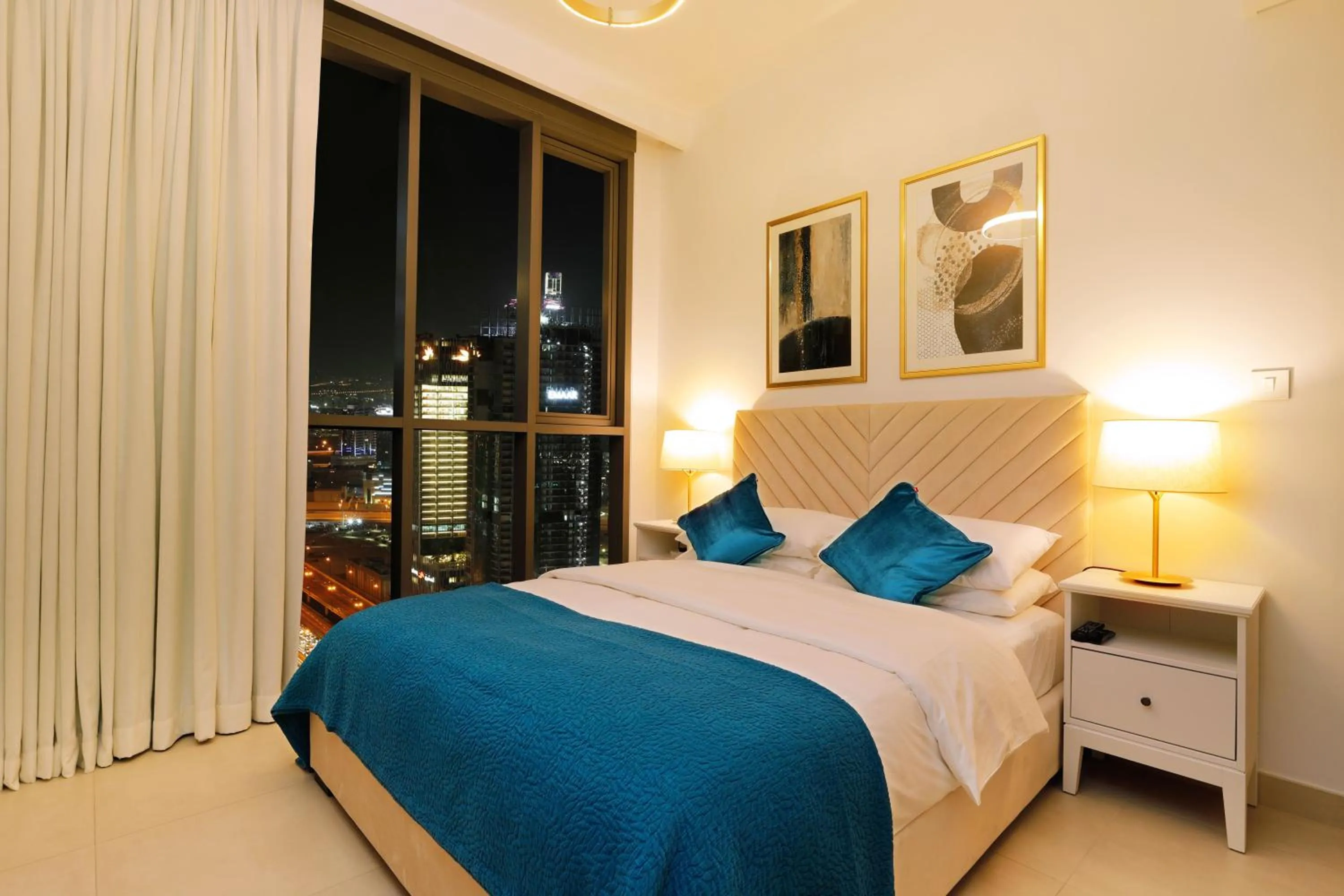 Bed in Elegant Apartment with Direct access to Dubai Mall