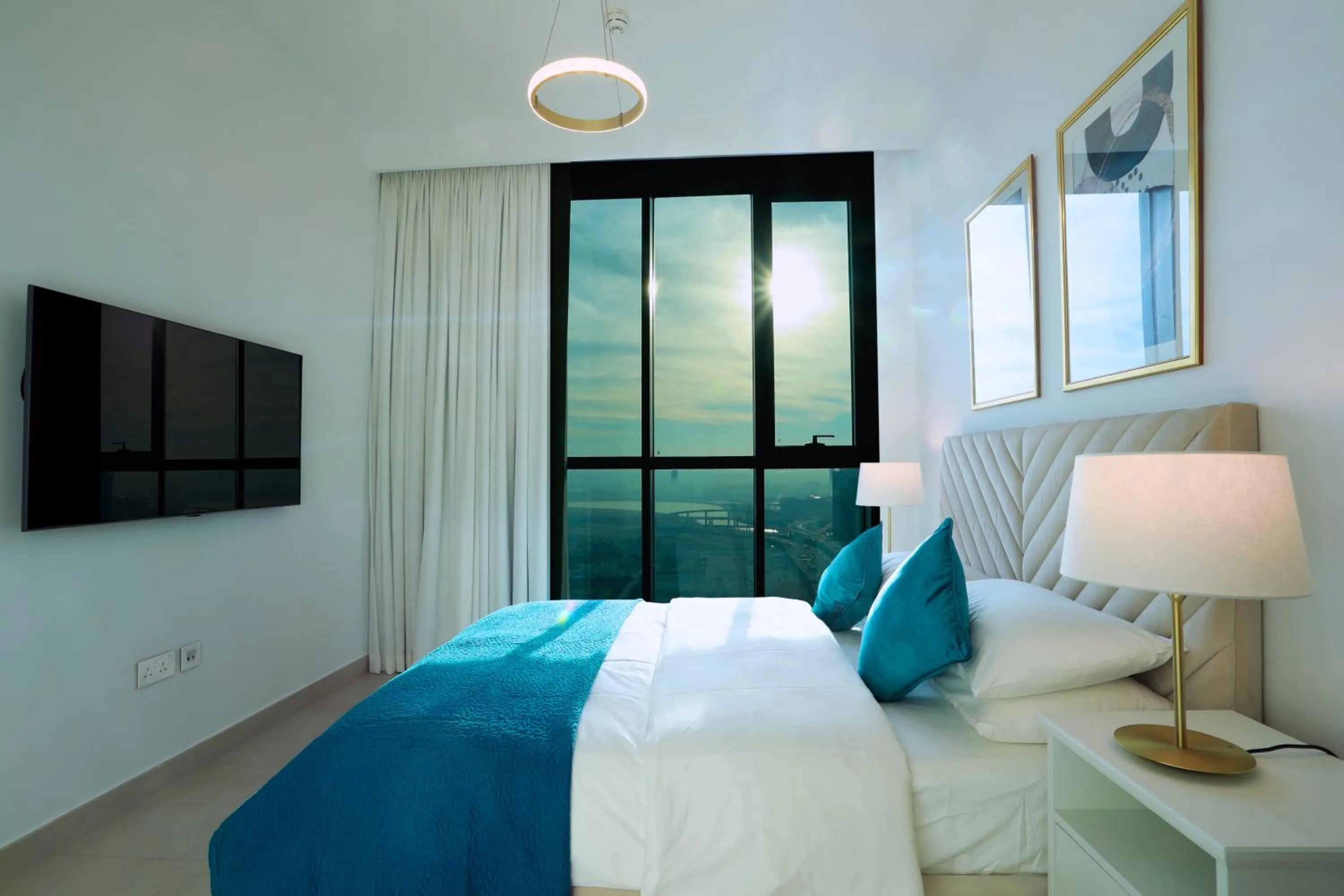 Bed in Elegant Apartment with Direct access to Dubai Mall