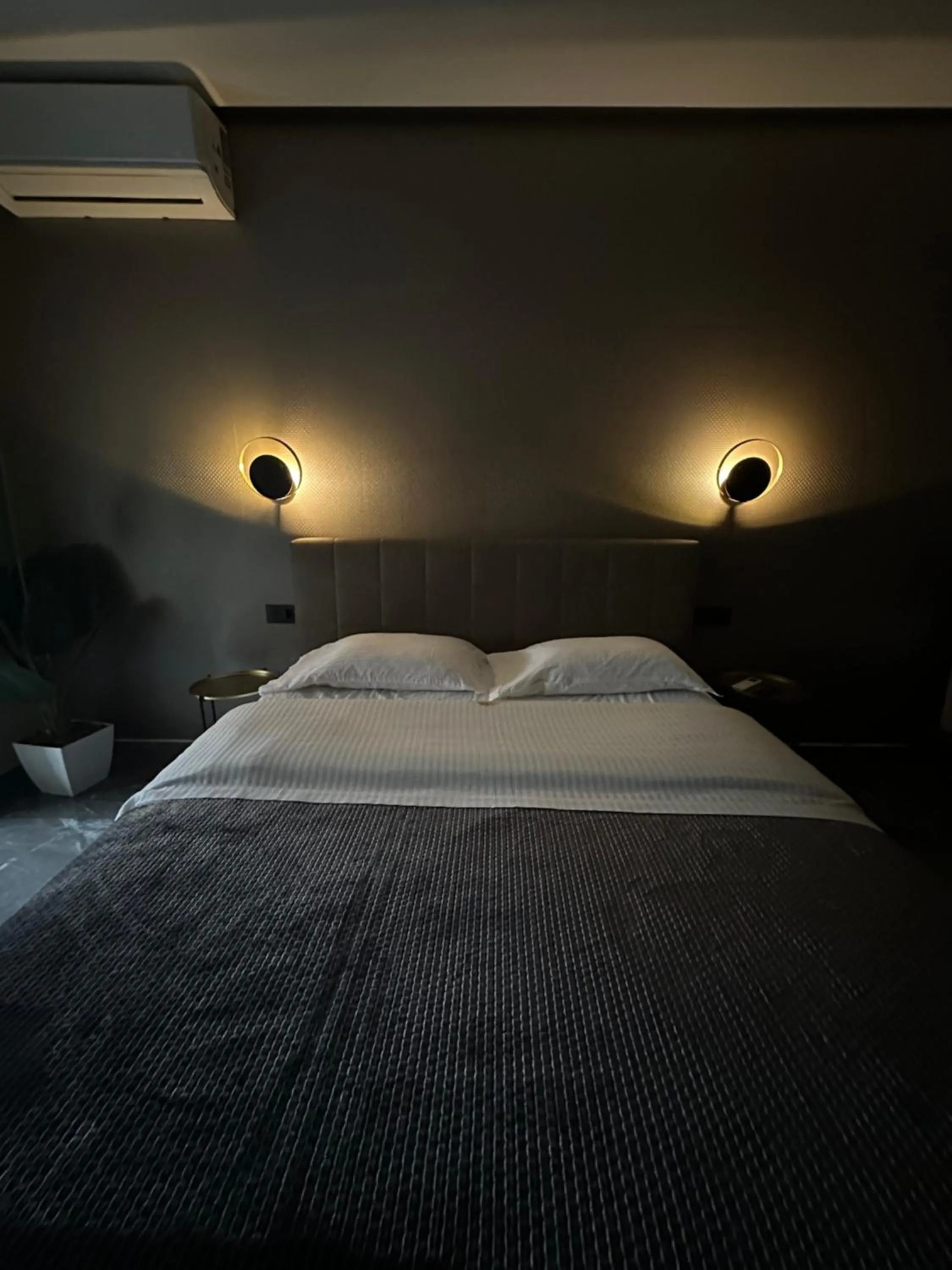 Deluxe King Room in La Mirage Suites & Apartments