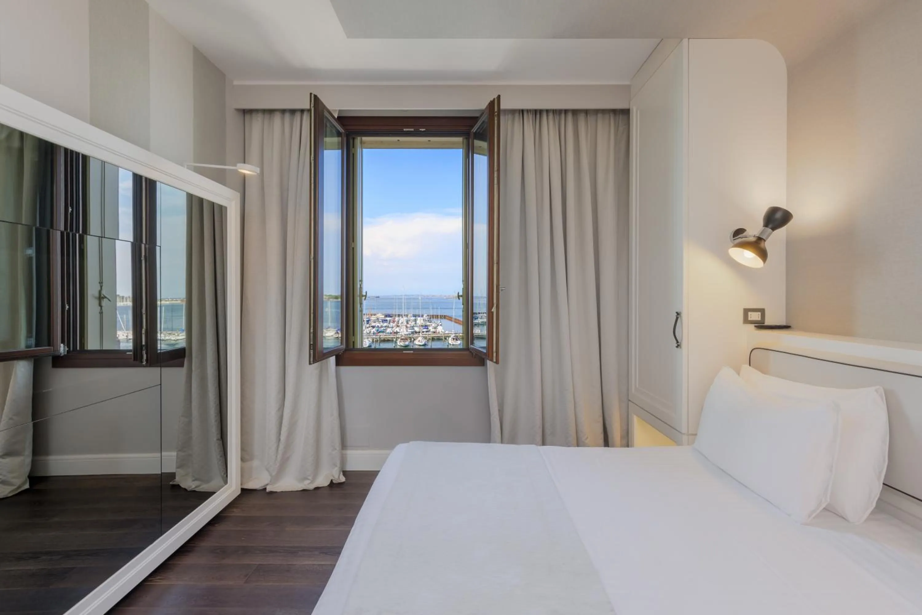 View (from property/room), Bed in Hotel Grande Italia