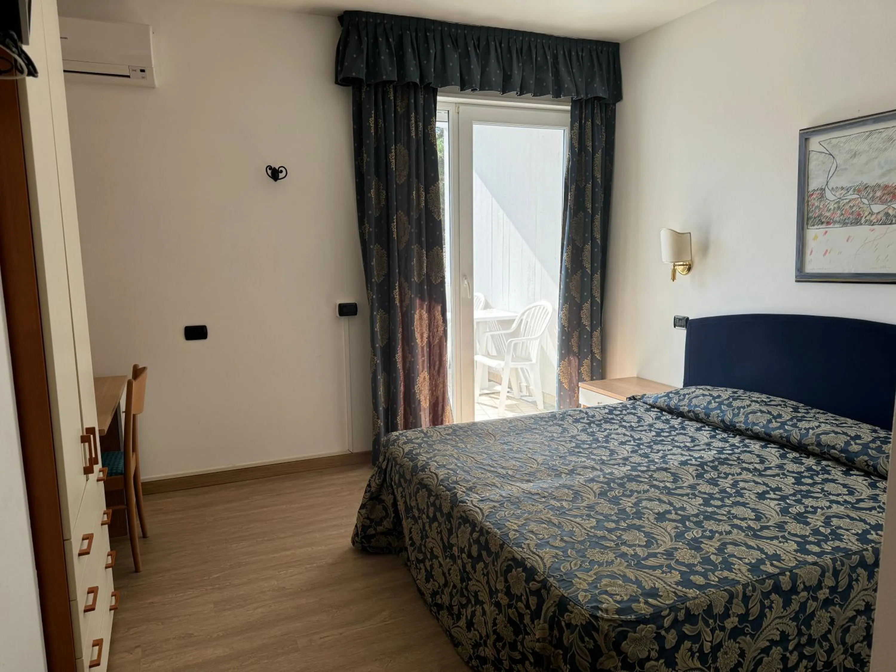 Bed in Hotel Carlton