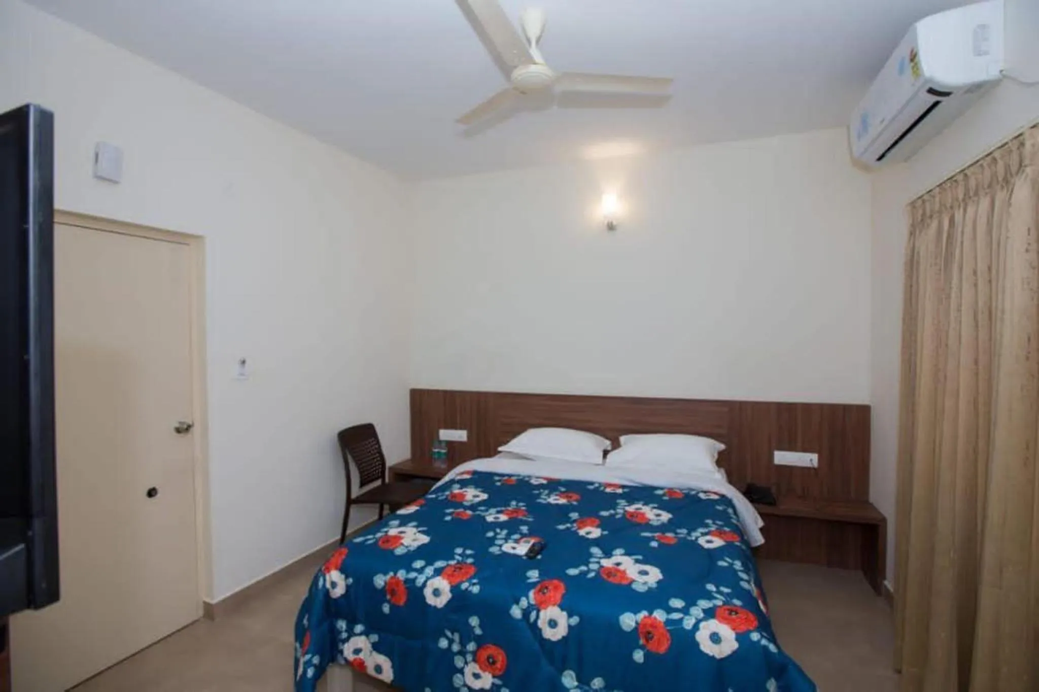 View (from property/room), Bed in HOTEL VIJAYA LAKSHMI RESIDENCY - YESHWANTHPUR